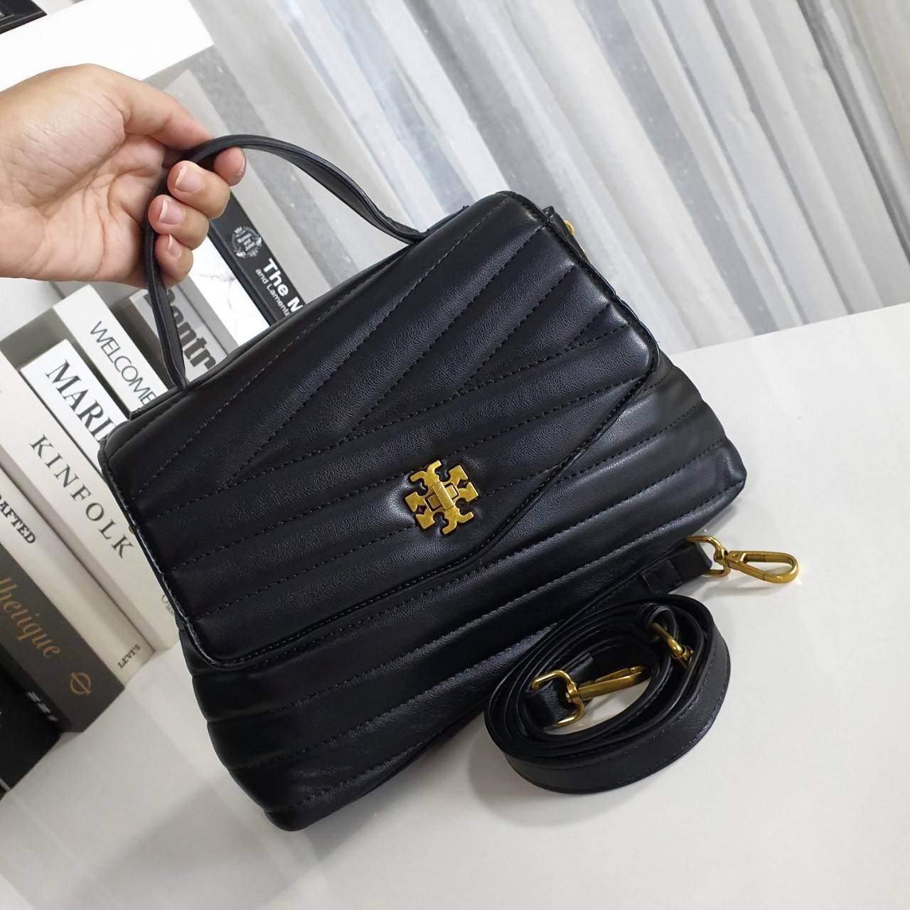 Tory Burch Kira chevron Qulited Bag กระเป๋าสะพายทรงสวย ใบขนาดเล็กกำลังดี วัสดุหนังสังเคราะห์ นิ่มมือมากกก **อะไหล่ทองวินเทจ ประดับโลโก้แบรนด์เป็นตัวล็อคด้านหน้า ด้านในบุผ้ากำมะหยี่สีแดง แบ่งช่องเป็นสักส่วน พร้อมช่องซิปกลาง สามารถใส่กระเป๋าสตางค์ใบกลาง มือ