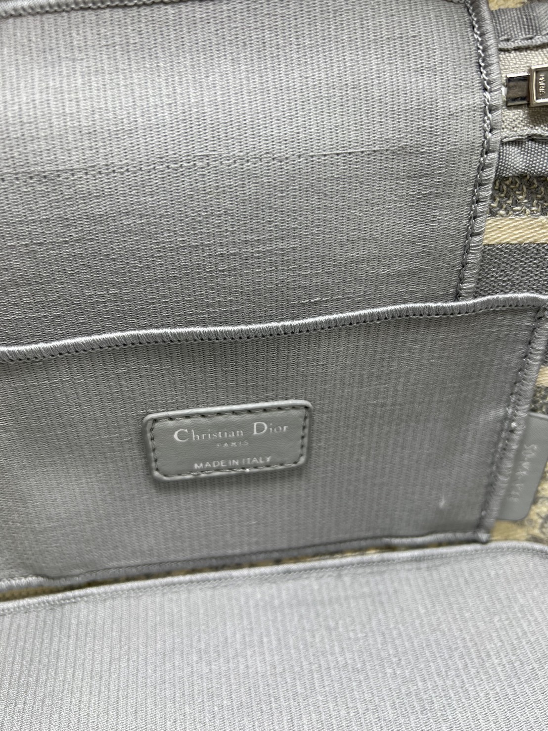 22cm Medium DiorTravel Vanity Case กระเป๋าใส่เครื่องสำอางใบกลาง จุของได้เยอะ มาพร้อมกับลวดลาย Oblique ปักอย่างประณีตและประดับด้วยสัญลักษณ์ Christian Dior Paris มาพร้อมสายสะพายและหูจับในตัว