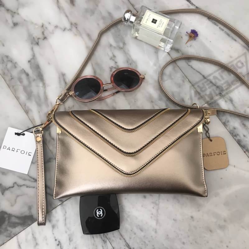 Best Item ! PARFOIS Clutch bag with strap รุ่นหายาก 🌼 กระเป๋าสะพาย ดีไซน์สุด chic เรียบหรูมากคะ ตัวกระเป๋าปรับเก็บสายถือเป็น clutch bag ได้คะ มีสายคล้องข้อมือ และสายยาว 2 แบบคือ โซ่ทอง และ สายหนัง สวยคุ้ม ขนาดกะทัดรัด พร้อมช่องใหญ่ปิดซิป 1 และ มีช