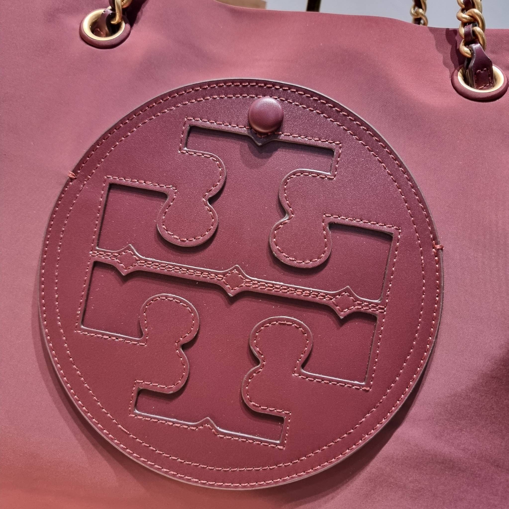 TORY BURCH Ella Chain Tote Bag / TORY TOTE NYLON BAG พร้อมส่ง 4 สี กระเป๋าสะพายทรงโท้ทใบใหญ่ จุของไปเลยแน่นๆ รูปทรงคลาสสิคชวนใช้ โดดเด่นด้วย patch โลโก้ แนะนำรีบสั่งใช้ไปสวยก่อนใครได้เลยน้า