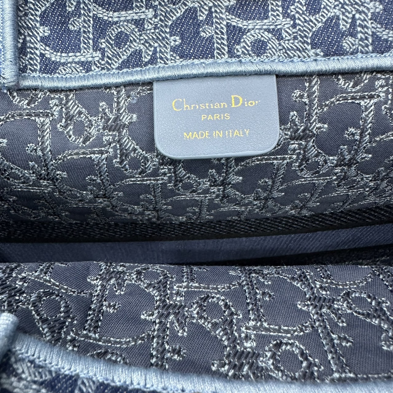 Large Dior Book Tote Bag Blue Denim Dior Oblique Jacquard กระเป๋าทรงโท้ท แก่นแท้ของความงามรูปลักษณ์ทันสมัย เดนิมหรูหรา