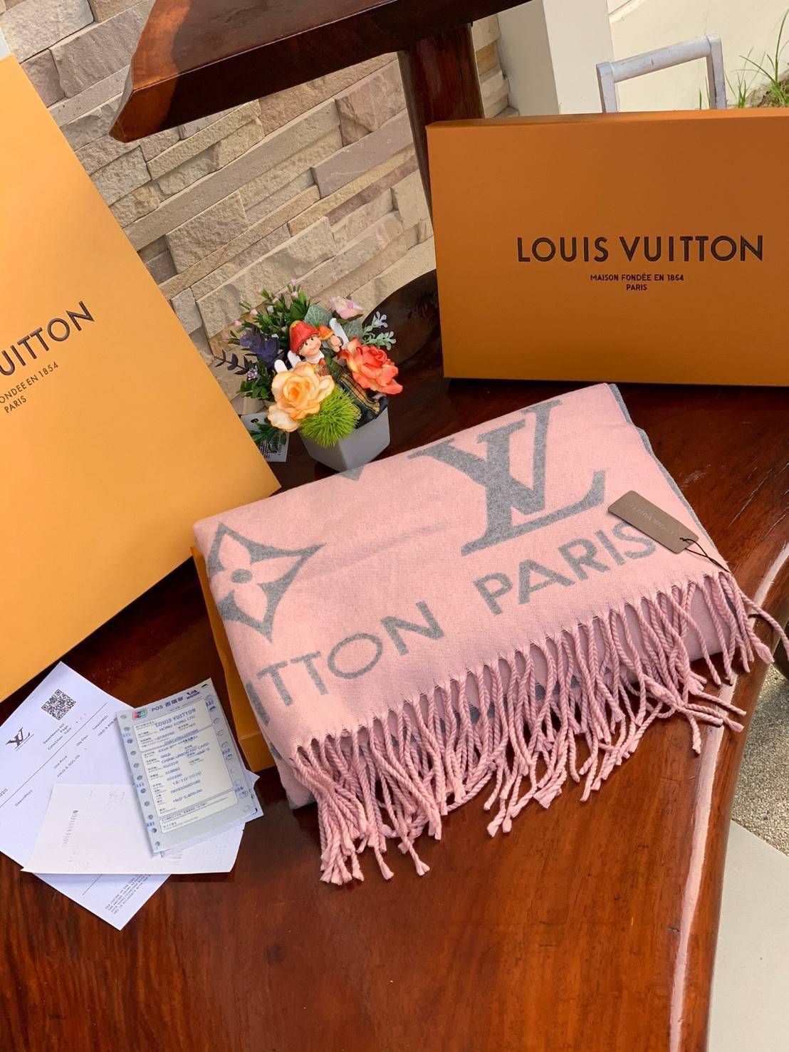 Louis Vuitton Women’s Scarves Accessories อีกหนึ่งแบรนด์ดังจากปารีส ด้วยงานพรีเมี่ยมกิ้ฟสีพาสเทล เพื่อส่งมอบความรู้สึกดีๆให้กับคนที่คุณรัก ในรูปแบบผ้าพันคอและผ้าคุมไหล่ผืนใหญ่ให้ความอบอุ่น ถักทอด้วยผ้าcashmere ผ้าเนื้อดี สัมผัสนุ่มมือ ทอลายในตัว สีและลายค