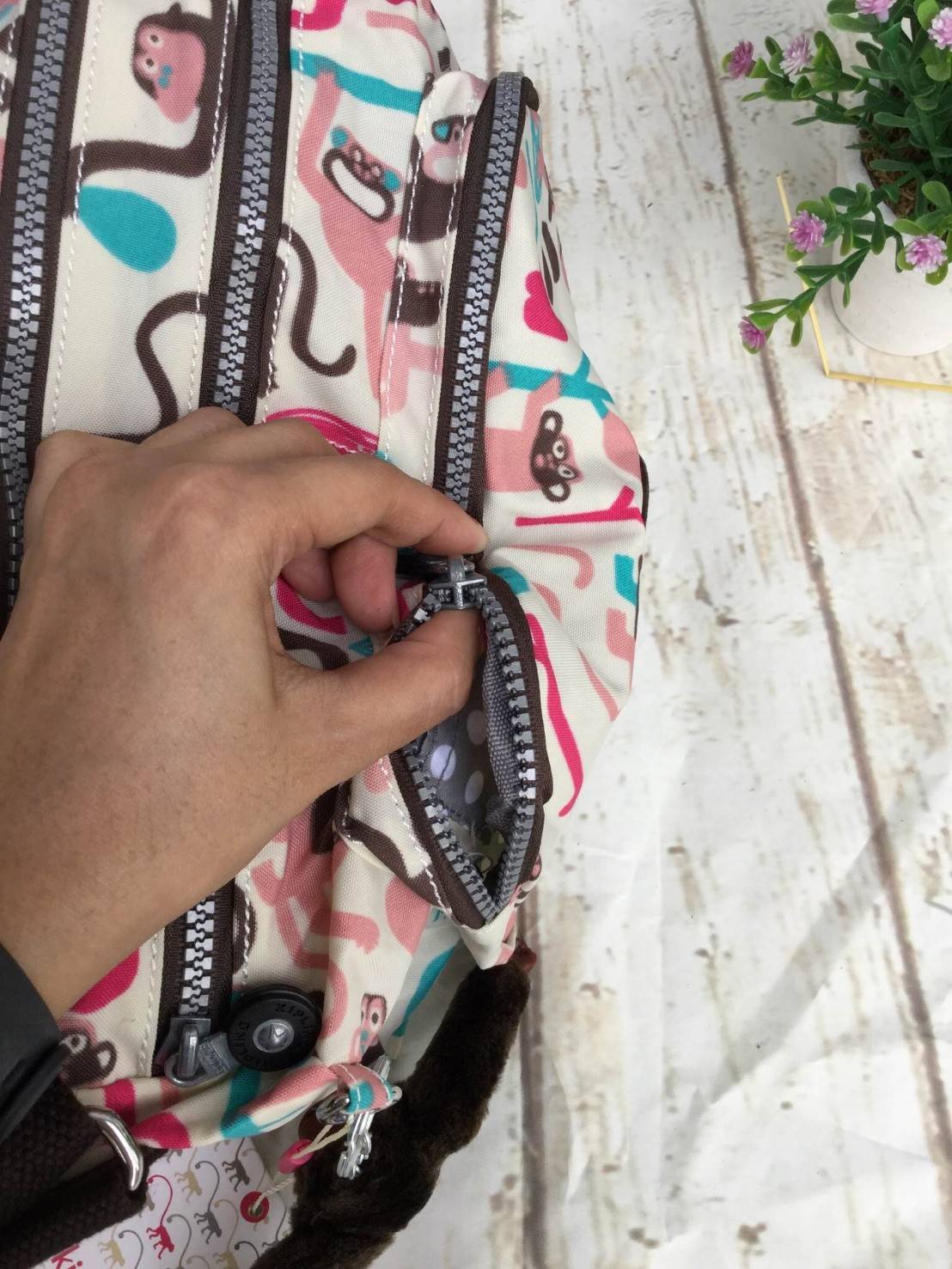 กระเป๋าสะพาย KIPLING รุ่น Reth วัสดุไนล่อนคุณภาพดี มาพร้อมดีไซน์ทันสมัย และสามารถใช้งานได้อย่างดี เข้ากับทุกการแต่งตัว โดดเด่นด้วยพื้นที่ภายในและช่องต่างๆ ที่ให้คุณจัดเก็บของสำคัญได้ครบถ้วน ไม่ว่าจะเป็นมือถือ ปากกา หรือไอเท็มจำเป็นของคุณ สายสามารถปรับและถ