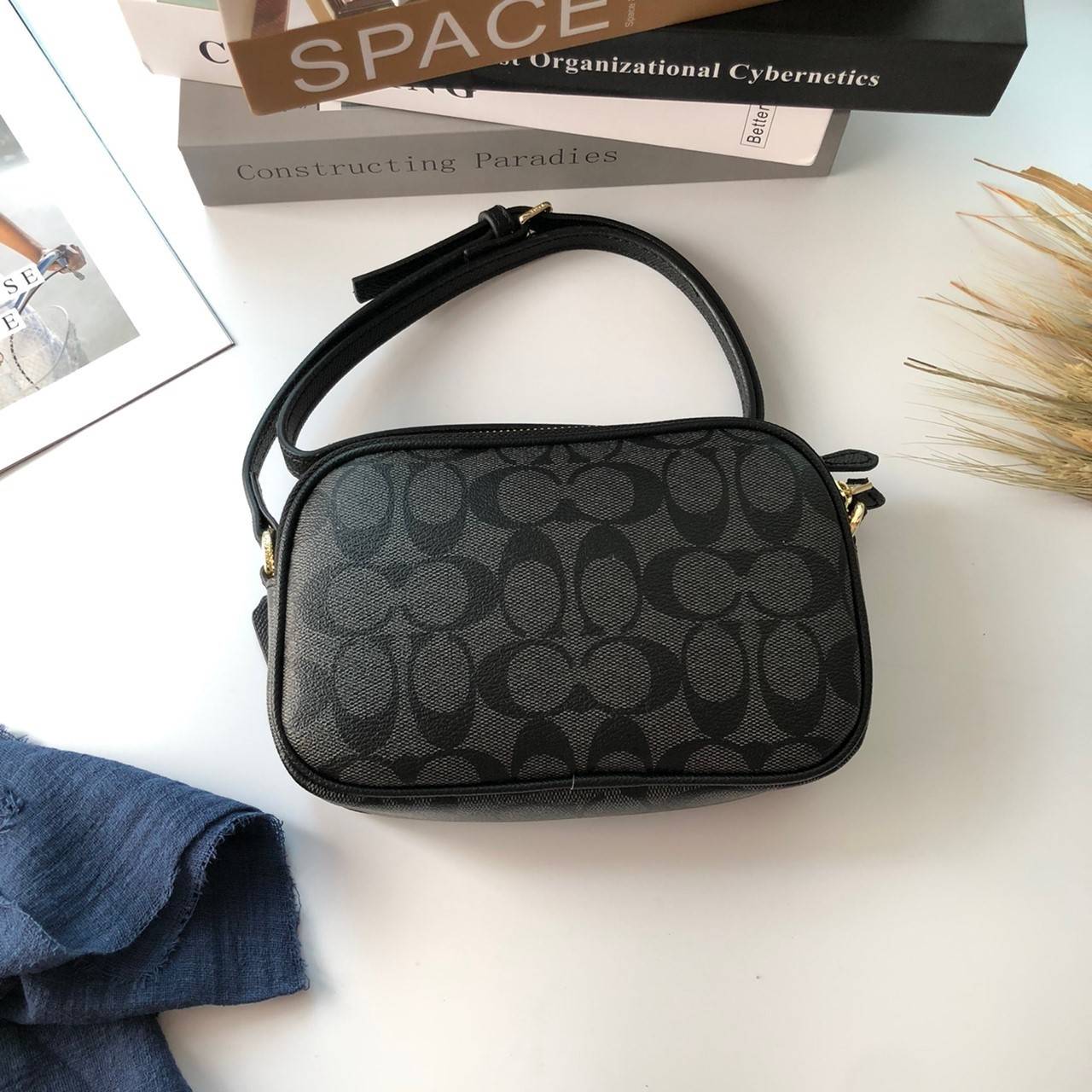 COACH MINI CROSSBODY BAGกระเป๋าสะพาน size mini วัสดุหนังลาย signature เปิด - ปิดด้วยซิป แบ่ง2 ช่องใหญ่ ภายในโล่ง ใส่ wallet สั้น มือถือได้ทุกรุ่น และของใช้จุกจิก พร้อมสายยาวถอด ปรับได้ค่ะ