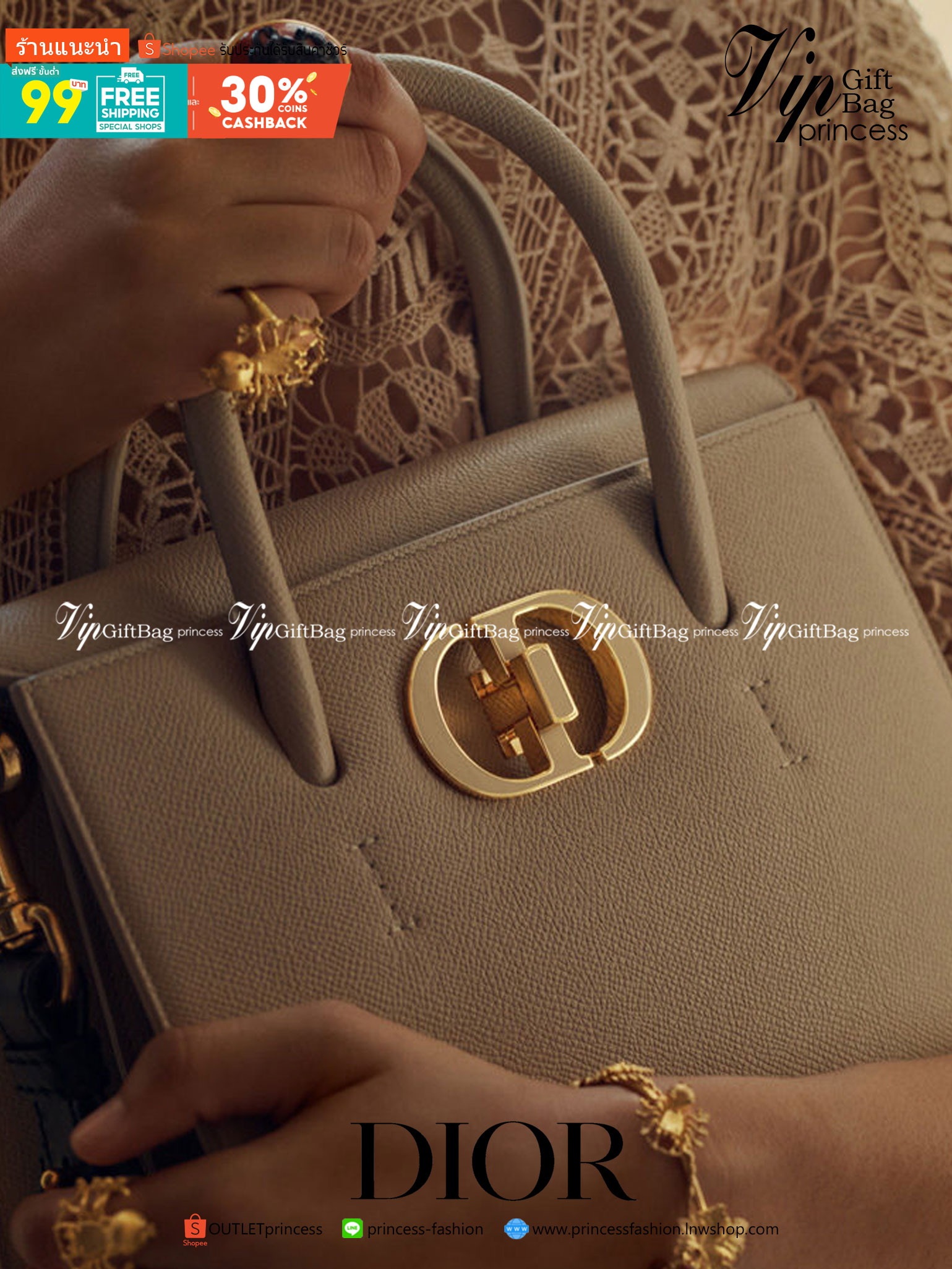 หนังแท้ DIOR Medium ST Honore Tote Collection Fall/Winter 2020-2021 มาในรูปแบบกระเป๋าทรงสี่เหลี่ยมที่ได้มาตรฐาน ทำจากหนังลูกวัว (Calfskin) ลายเกรน ซึ่งสื่อถึงความหรูหราได้อย่างลงตัว ตัวด้ามจับ มีการเย็บเข้าด้านในของกระเป๋าเพื่อเพิ่มความแข็งแรงทนทาน ด้านหน