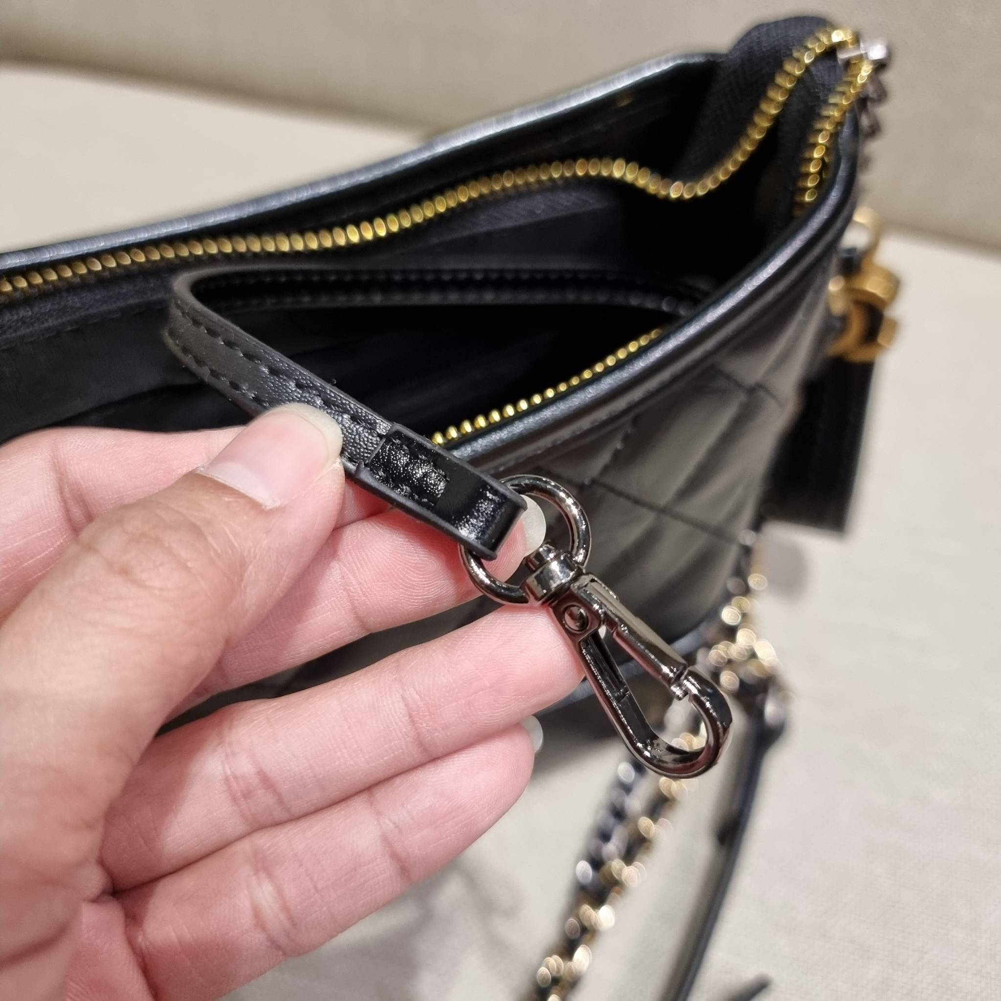 9" CHANEL SHOULDER BAG / CHANEL GABRIELLE HOBO BAG ไซส์คลาสสิค กระเป๋าสะพายข้าง/ไหล่ หนังแท้ นิ่ม หรู มาพร้อมพวงกุญแจสัญลักษณ์แบรนด์ อะไหล่พร้อมโซ่สะพายสีทองสลับสีเงินรมดำ สามารถสะพาย crossbody หรือสะพายไหล่ได้หมด สะพายแล้วขับผิวมากๆ เปิด-ปิดกระเป๋าด