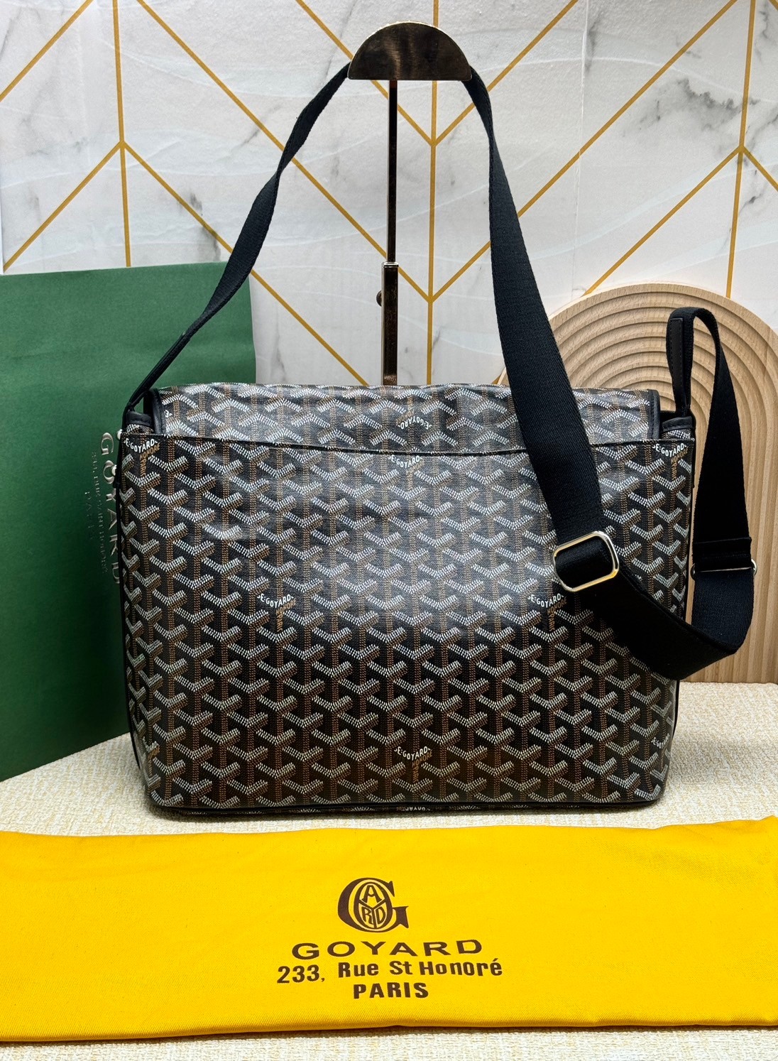GOYARD Capetien MM Messenger Bag กระเป๋าแมสเซ็นเจอร์ใบใหญ่ ที่สุดของความหรู ตอบโจทย์การใช้งานจุของได้เยอะ เอกสาร แทปเล็ต พร้อมสายสะพาย ใช้งานง่าย ใบจริงสวยงามตามรูปค่ะ