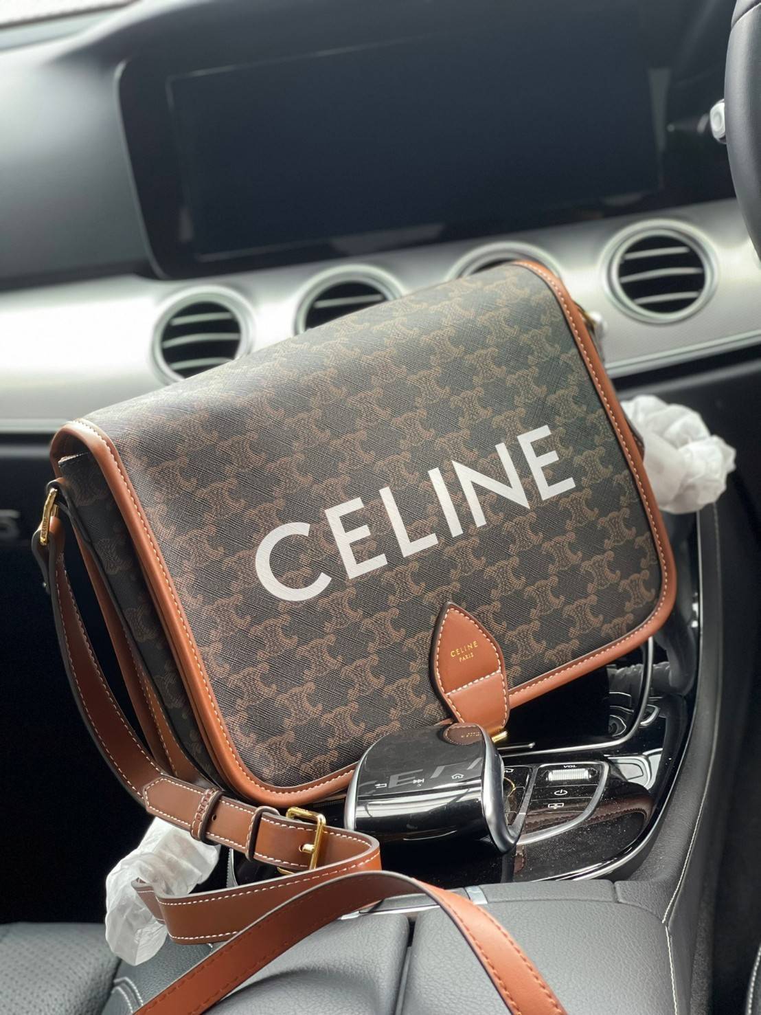 VIP 】Celine Messenger Folco Bag in Triomphe Canvas โดดเด่นไม่เหมือนกับลวดลายแคนวาสที่เป็นเอกลักษ์แบรนด์แบบไม่เหมือนใครให้ด้วยความเรียบหรูดูทางการ เพิ่มความภูมิฐานให้กับคุณอย่างลงตัวเลยทีเดียวสำหรับกระเป๋าทรงแนวนอน ซึ่งเป็นกระเป๋าที่ได้รับความนิยมอย่างมาก 