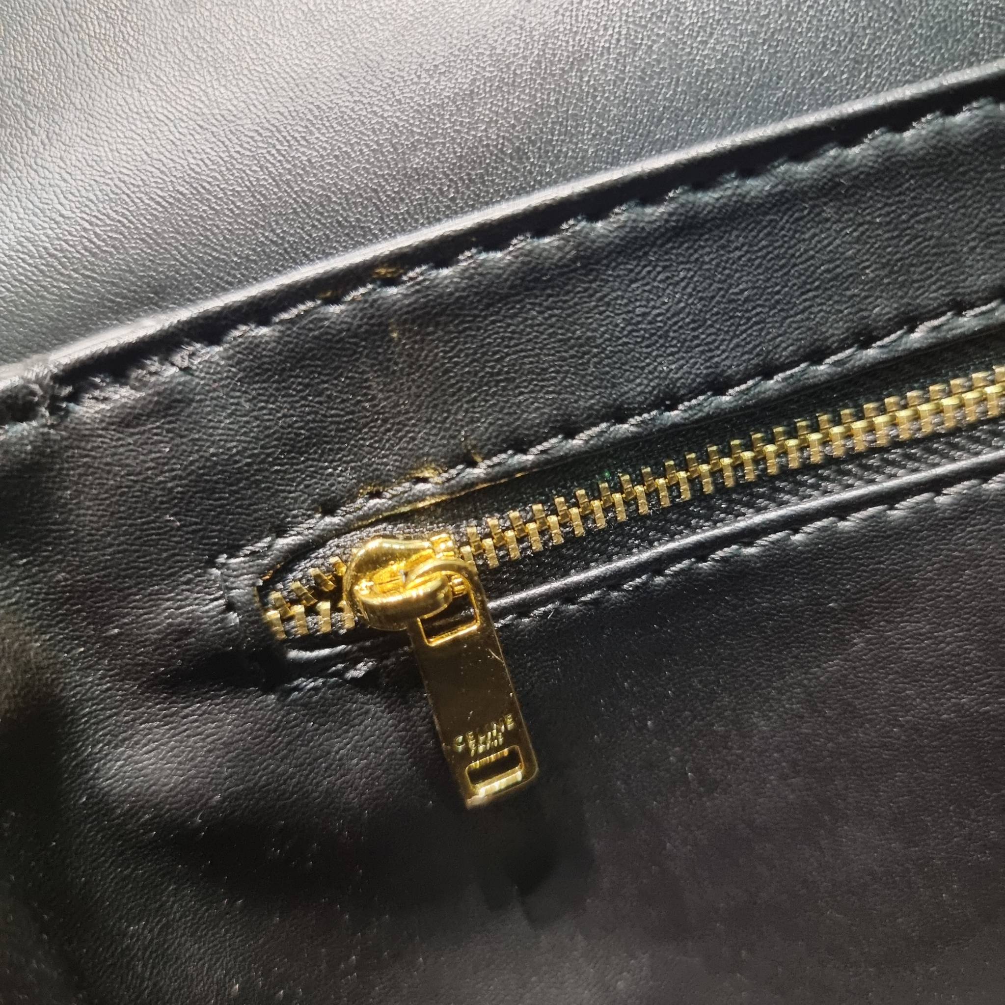 CELINE CLASSIQUE TRIOMPHE BAG IN SHINY CALFSKIN ไอเท็มสุดคลาสสิค ที่ขาดไม่ได้ กระเป๋าสะพายทรงสวยคลาสสิค แฝงความผู้ดี ที่ใช้ได้ทั้งชายหญิง วัสดุหนังคุณภาพดี