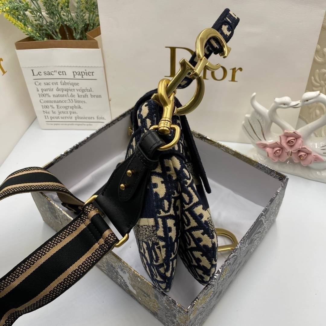 DIOR SADDLE BAG Blue Dior Oblique Embroidery รุ่นใหม่ กระเป๋ารุ่นยอดนิยมตามแบบฉบับแบรนด์ ใช้งานได้ 2 แบบ สะพายยาว CROSSBODY และสายสั้นถือได้เก๋ๆ ลุคนี้คูลสุดๆ เลยค่าา ภาพถ่ายจากสินค้าจริง! สวยมาก พร้อมส่งที่ไทยราคาสุดคุ้ม สาวๆ ห้ามพลาดค่ะ!