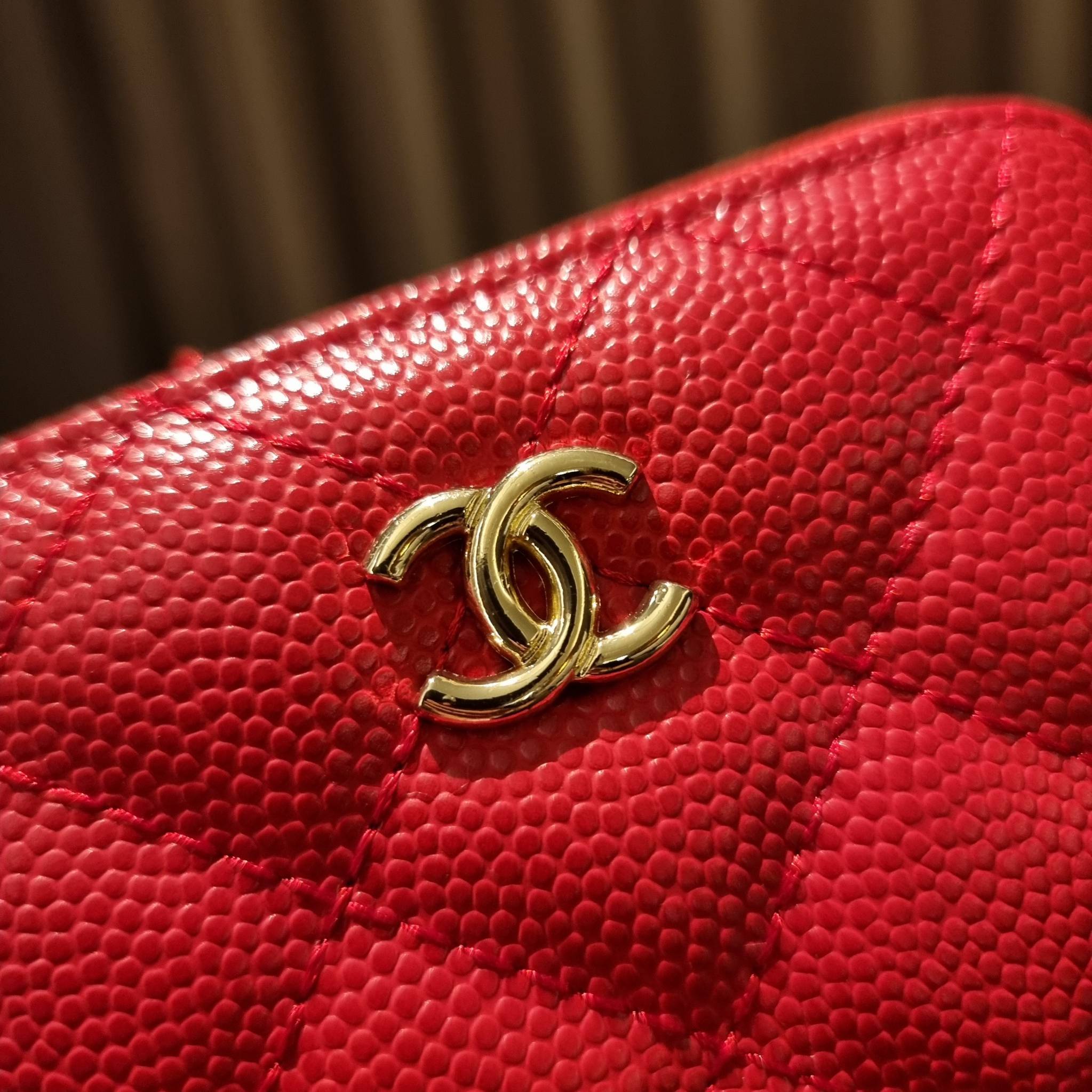 กระเป๋าสตางค์ใบสั้นรุ่นซิปรอบ จาก Chanel เรียบหรู ดูไฮน์ วัสดุหนังสังเคราะห์ลายคาร์เวีย ด้านในเป็นหนังซาฟเฟียโน่ เปิด-ปิดด้วยซิป รูดใช้งานง่าย ภายในกระเป๋ามีช่องใส่บัตร ใส่ธนบัตรได้ (แบบพับ) ดีไซน์เรียบหรูตามสไตล์ ใช้แล้วเฮง ใช้แล้วรวย จัดเลยจ้าา 🥰