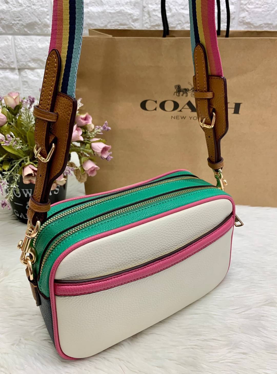 Coach Leather Jes Crossbody in Colorblock ((72704)) กระเป๋าสะพายข้าง//ครอสบอดี้ร์ วัสดุหนังแท้ หนังนิ่มสวยงาม มากๆค่ะ ด้านหน้ามีโลโก้แบรนด์เด่นชัดสะดุดตา ช่องหลักแบ่งเป็น2ซิป แต่ละช่องกว้าง ใส่กระเป๋าเงินใบยาวได้ ของอื่นๆได้จุค่ะ มีช่องเล็กให้ใส่ของจุกจิก