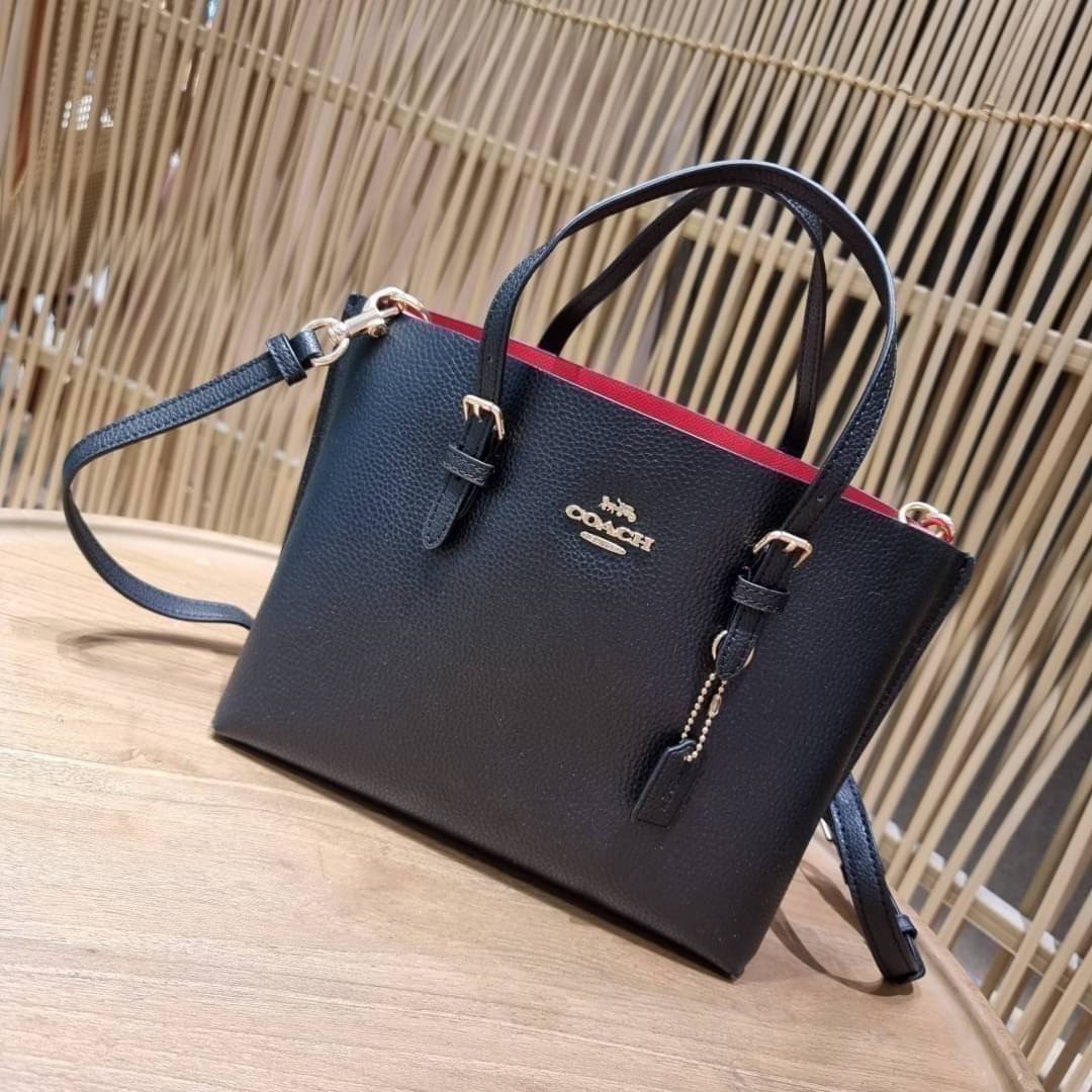 OUTTLET 】COACH MOLLIE TOTE 25 (C4250 C4084) น้องคนสวยอีกหนึ่ง!! กระเป๋าโท้ทไซส์เล็กที่สาวๆหลงรัก ดีไซน์คลาสสิคเหมือนเดิม เพิ่มเติมคือสะดวกขึ้นเยอะ!! ย่อส่วนมาจากใบใหญ่เป๊ะๆ น่ารักน่าใช้มากๆ วัสดุหนัง crossgrain ทนทาน ใช้งานง่าย เรียบหรูดูดีม้าก!! ภายในโล่