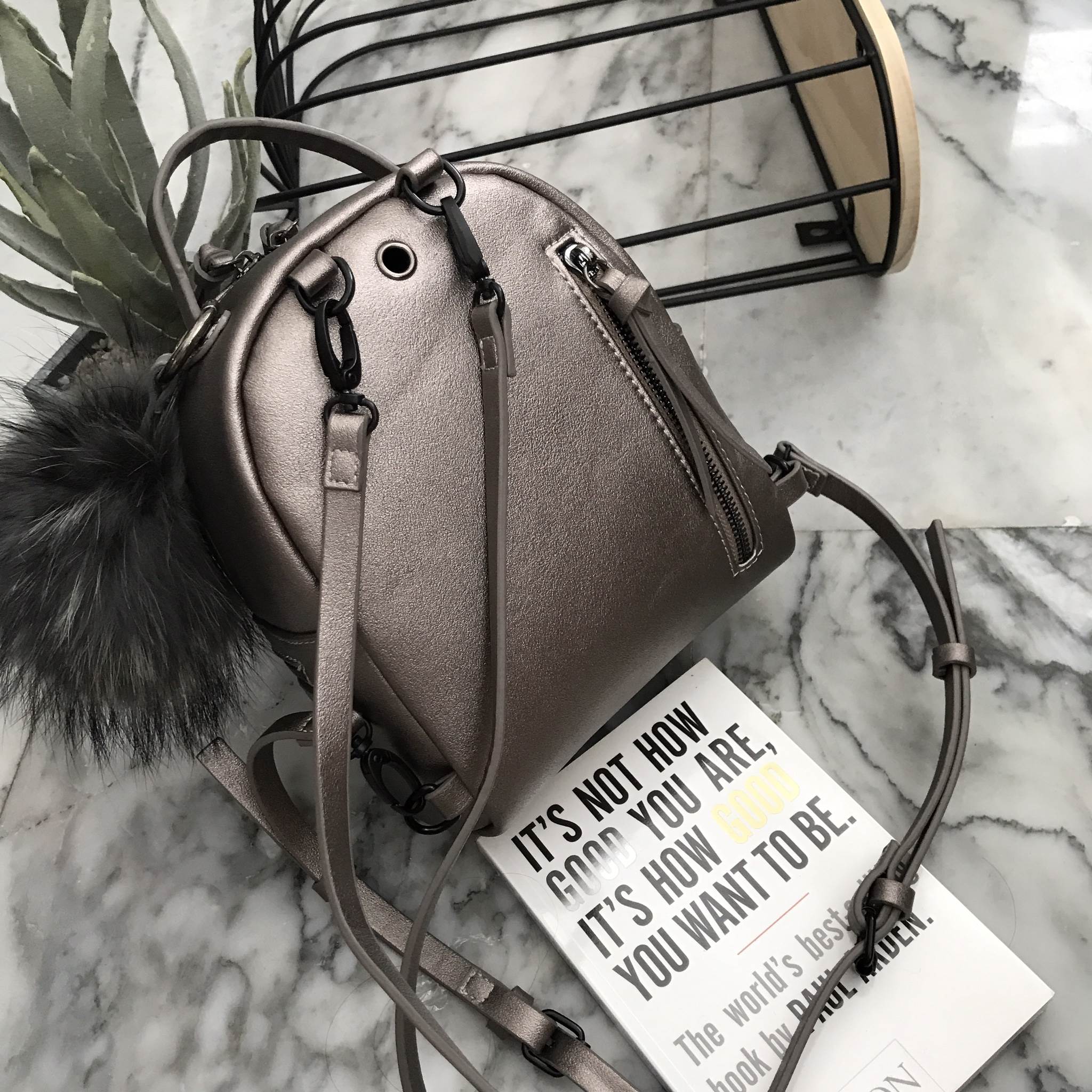 สินค้ารุ่นใหม่สัปดาห์นี้ ค๊า เป้ มินิ รุ่นใหม่ ได้ Look Minimal style แฝงความน่ารักนิดๆ ต้องใบนี้เลยค๊า KEEP ' All-day backpack with shoulder strap ' 📍ความพิเศษ คือ สาย ถอดได้ปรับเปลี่ยนได้ตามการใช้งาน (สะพายหลัง-สะพายข้างลำตัว ) ใน set 