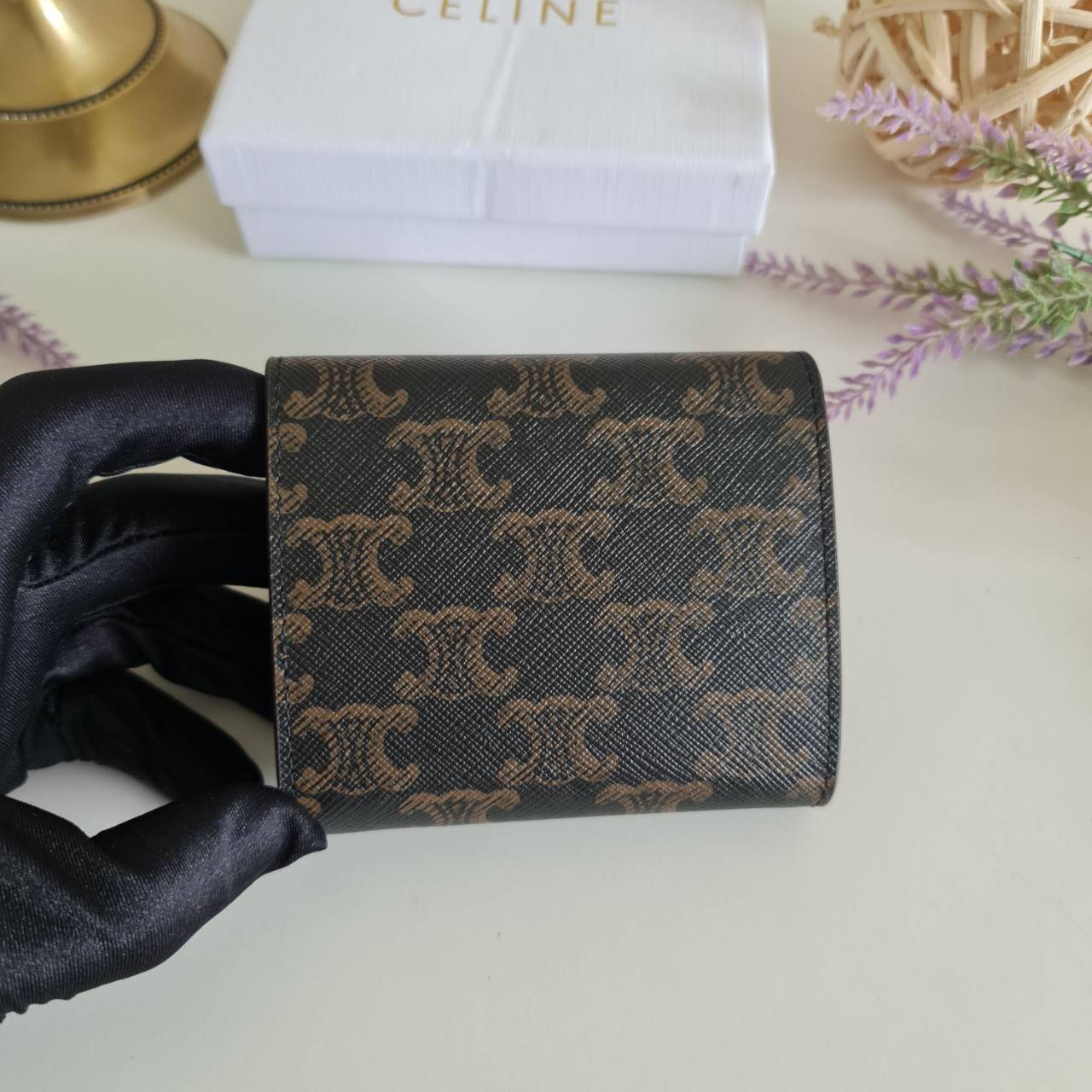 พรีเมี่ยมกิ๊ฟแท้ 100% 】CELINE SMALL TRIOMPHE WALLET IN SHINY SMOOTH LAMBSKIN VIP GIFT WITH PURCHASE (GWP) พรีเมี่ยมกิ๊ฟ Member Gift Limited Edition จาก CELINE HAUTEPARFUME COUNTER กระเป๋าสตางค์งานดี งานสวยสุดๆๆๆ มี 3พับ ขนาดกะทัดรัด เหมาะมากกก มีช่องใส่เห