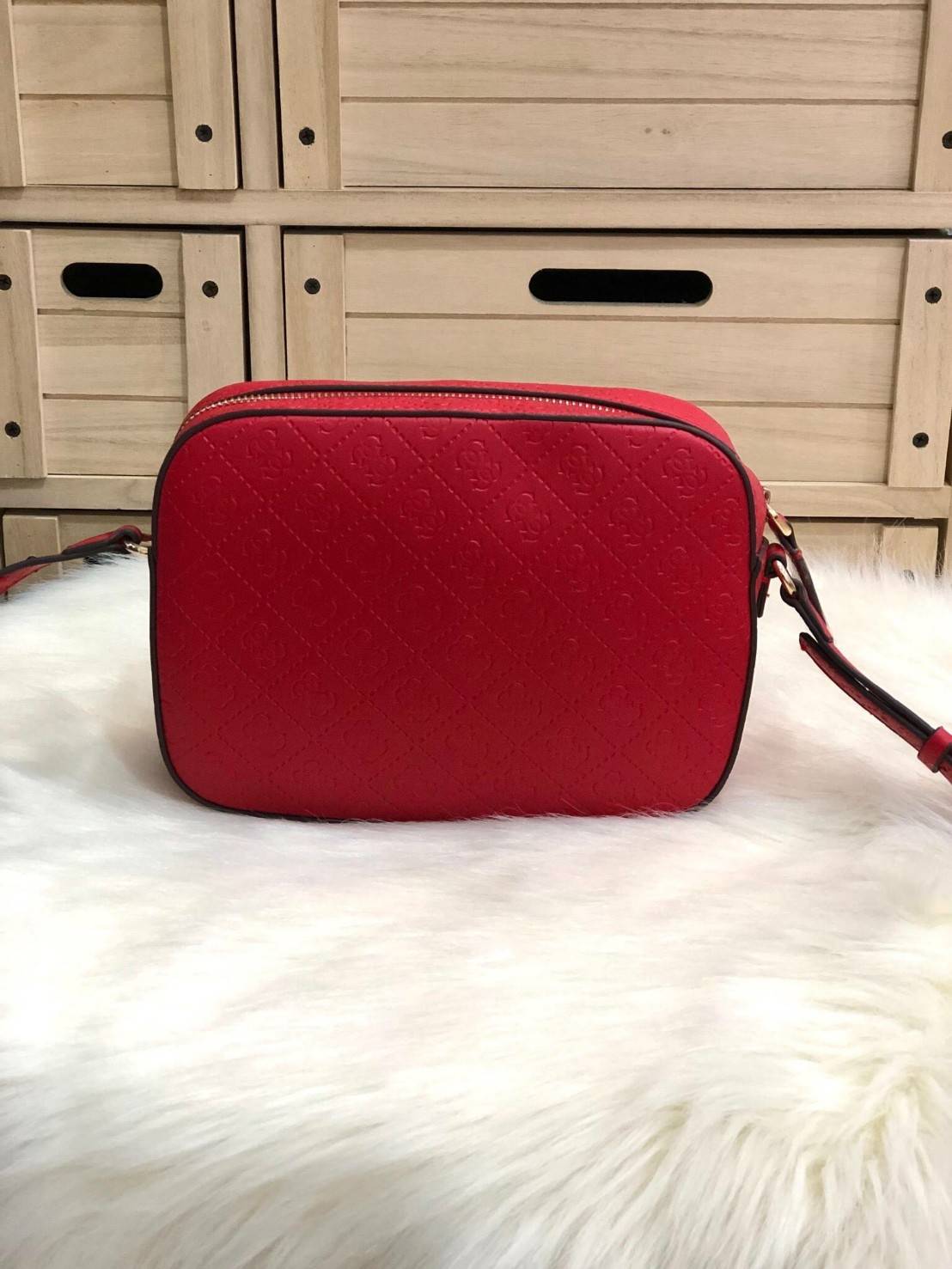 GUESS KAMRYN TOP ZIP CROSSBODY BAG กระเป๋าสะพายทรงน่ารัก จาก GUESS วัสดุหนัง pu ปั้มลายสวยอยู่ทรงขนาดกำลังดี น้ำหนักเบา ด้านหน้ามีโลโก้แบรนด์อะไหล่ทอง เปิดปิดด้วยซิปสะดวกใช้ ภายในมีโลโก้ และช่องเล็กใส่ของเป็นสัดส่วน สามารถใส่ไอแพดและกระเป๋าสตางค์ใบยาว และ