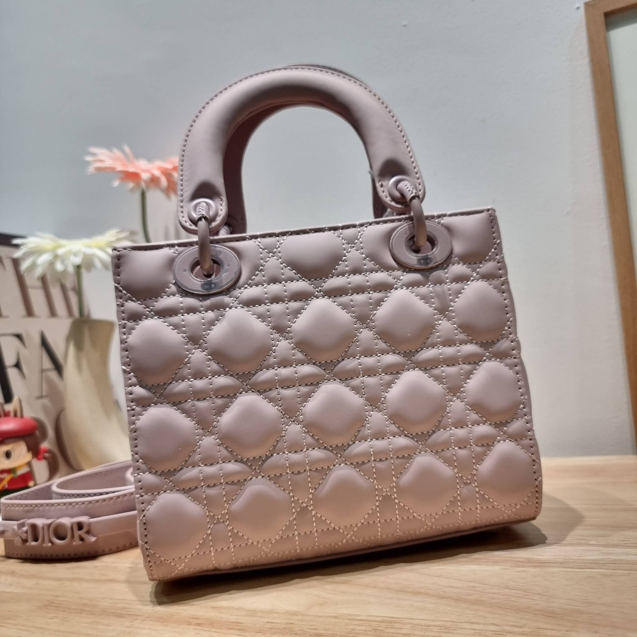 SMALL LADY DIOR MY ABCDIOR BAG Ultramatte Cannage Calfskin / CD LADY ULTRAMATTE BAG พร้อมส่ง กระเป๋าสะพายข้าง ดีไซน์เรียบง่าย แต่แฝงไปด้วยความหรูหรา ทรงกล่องคลาสสิค โดดเด่นด้วยพวงกุญแจอะไหล่สีเดียวกับตัวกระเป๋า ผิวแมทท์ ลายเส้นซ้อนทับสวยงาม