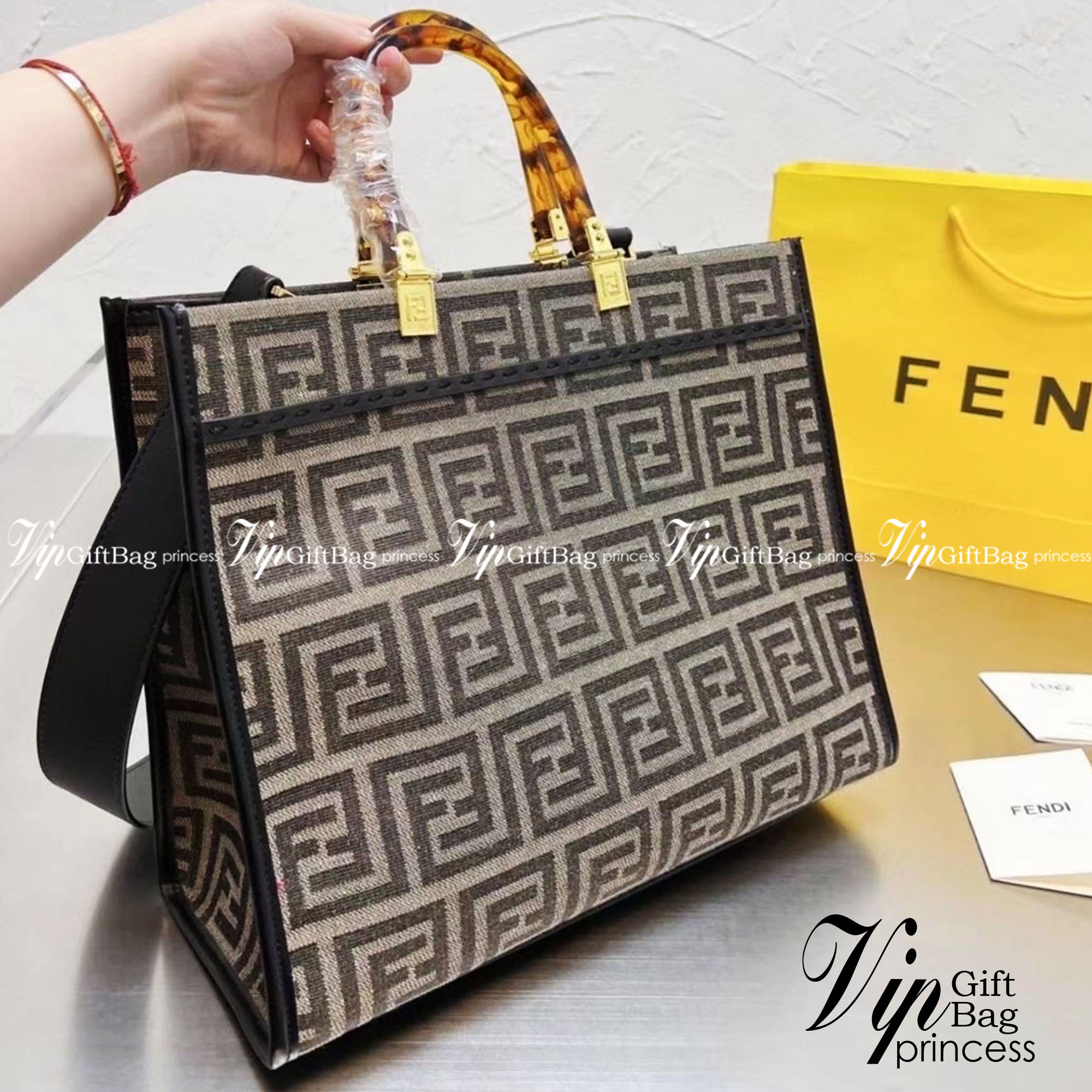 FENDI Sunshine Medium Shopper Tote / FENDI Shopping Shoulder Bag กระเป๋าสะพายทรง shopping ใบใหญ่จุใจ!! ลายกราฟฟิกมาใหม่ดีไซน์คลาสสิควินเทจ สวยหรู ภายในโล่งกว้างมากๆ ใส่ของจุสุดๆ