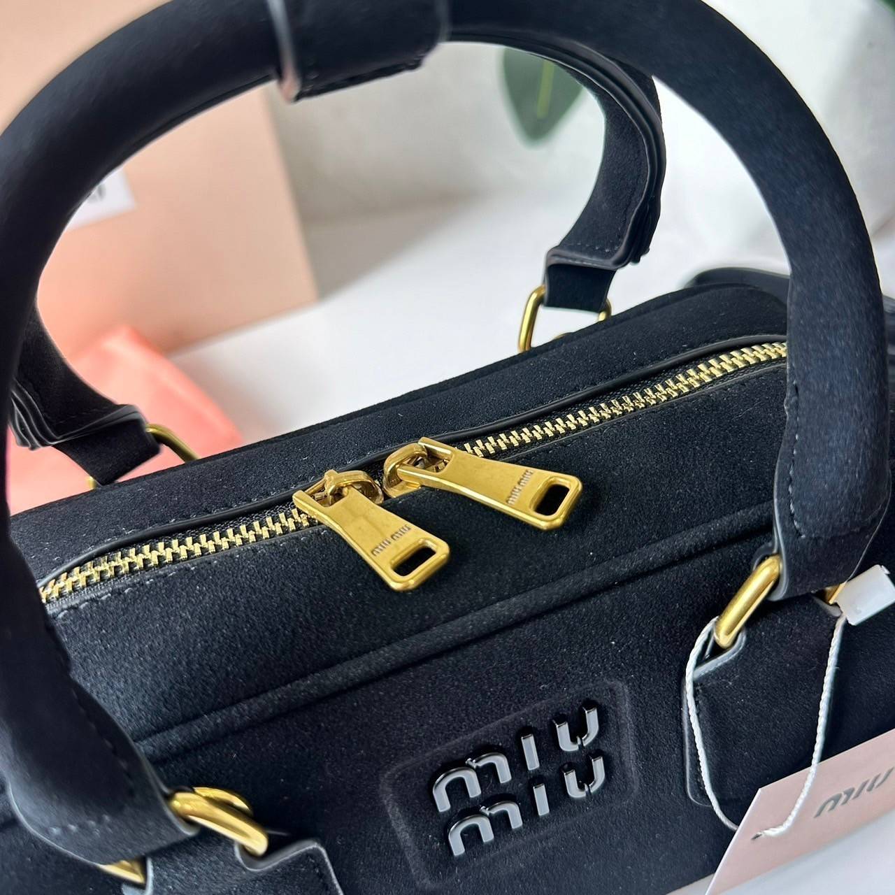 MIU MIU Arcadie padded suede top-handle bag กระเป๋าถือ/สะพาย คอลใหม่ล่าสุด รุ่นฮอทดีไซน์เหลี่ยม งานกำมะหยี่หนังกลับสวยละมุน น่ารักน่าใช้มากค่ะ