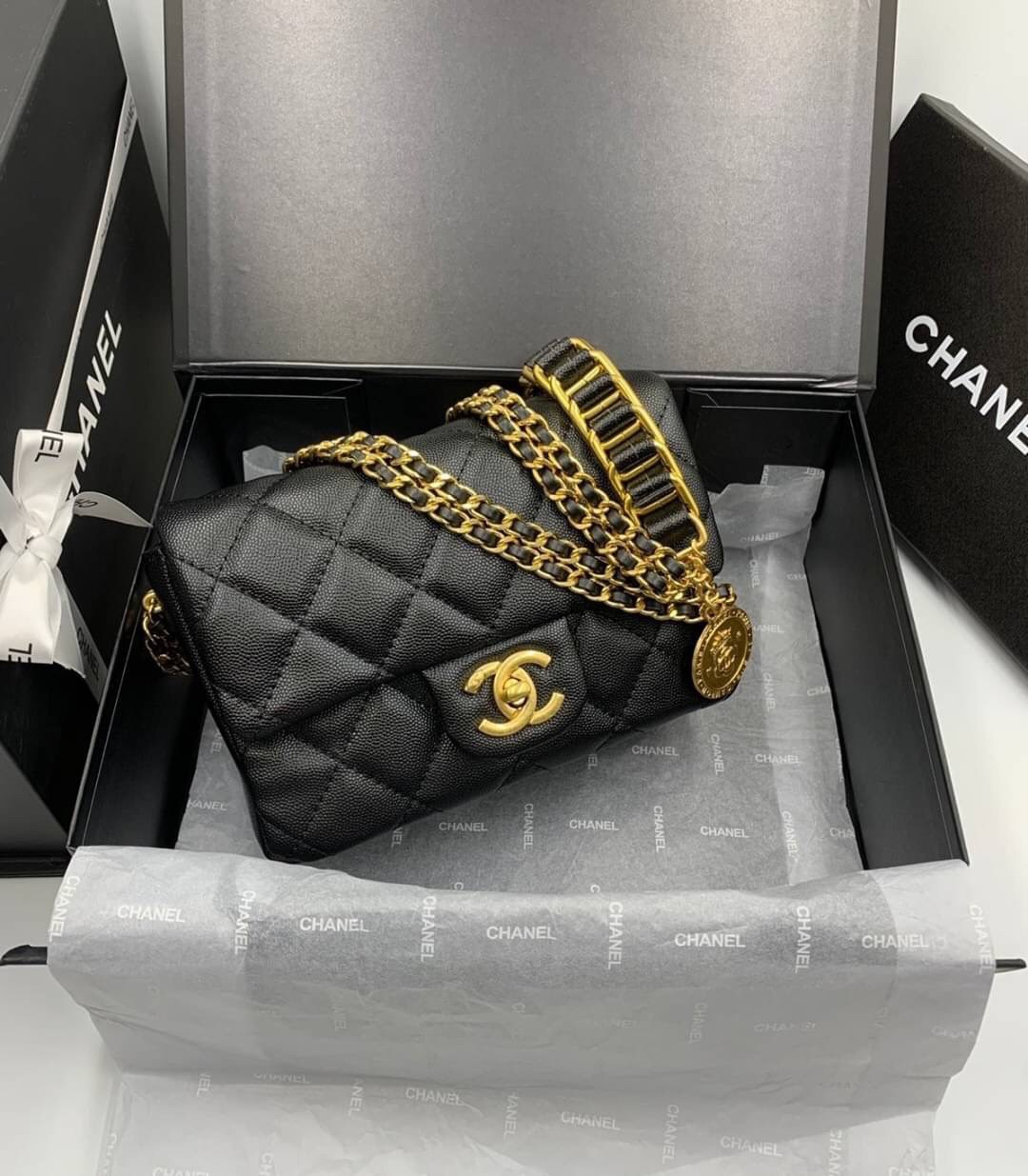 หนังแท้ VIP GIFT CHANEL Small Black Quilted Caviar Classic Flap Coin Charm Soul Chain คอลเลคชั่นใหม่ล่าสุดเลยค่ะ สายสะพายเก๋มาก ห้อย charm วงกลมสีทอง หนังคาเวียสีดำขนาด 8.5” ใส่ iPhone ได้ทุกรุ่นใส่ได้สบายๆ เลยค่ะ รุ่นใหม่เริ่ดมากจ้า