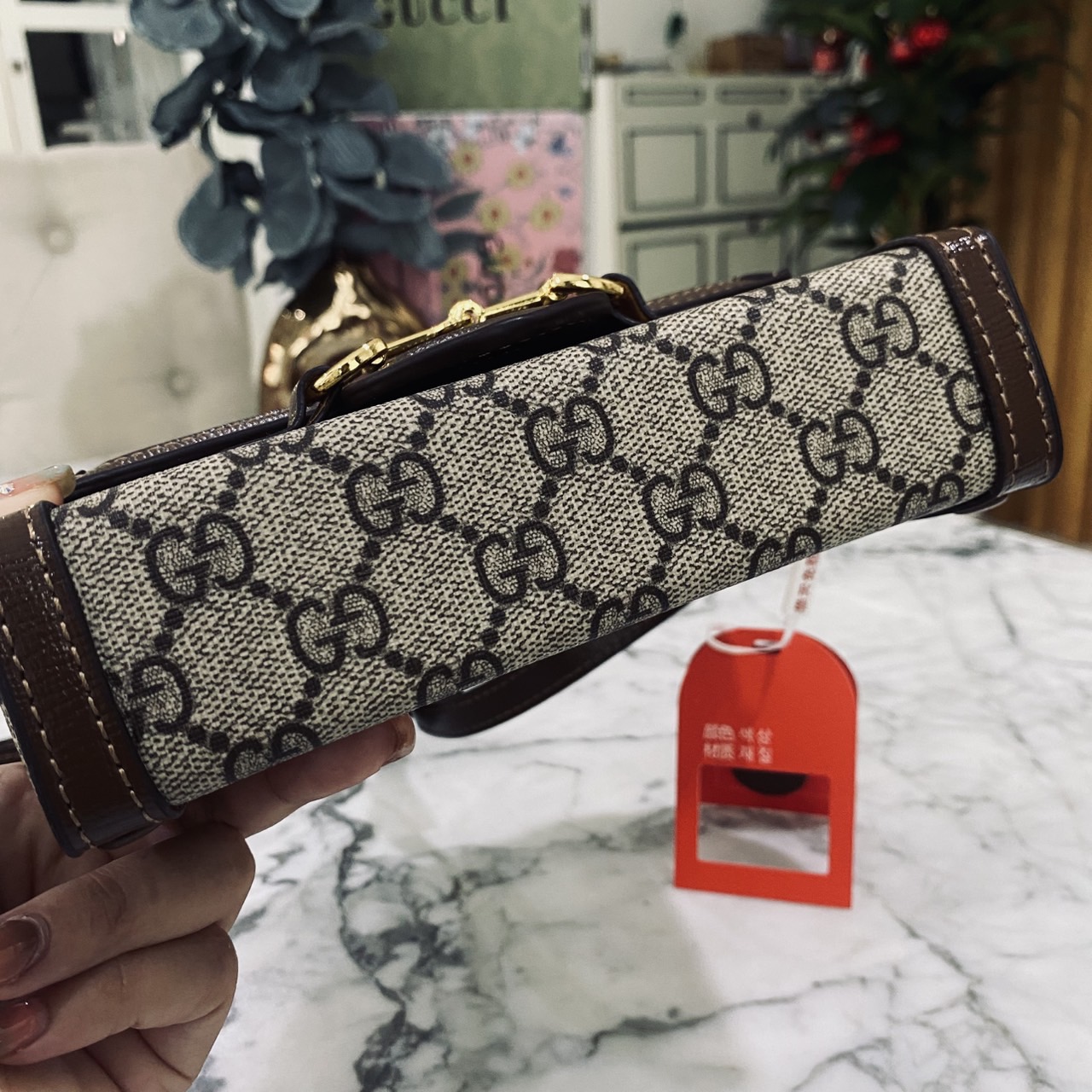 GUCCI Horsebit 1955 Mini Bag กระเป๋าสะพายทรงกล่องสวยอยู่ทรง ใส่โทรศัพท์หรือของใช้เล็กน้อยได้อย่างคล่องตัว แฝงความหรูราคาดีงามจัดมาให้พร้อม box set เป็นใบที่จะหยิบใช้ได้บ่อยๆ ด้วยขนาดกำลังดีใบนี้เอาอยู่เลยค่ะ