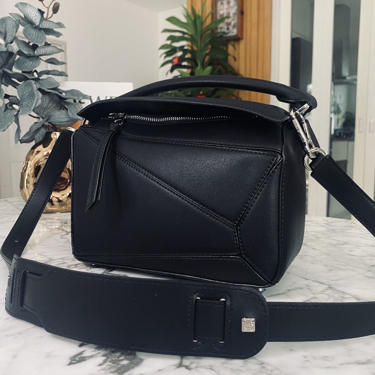 LOEWE Puzzle bag in smooth leather กระเป๋าสะพายทรงกล่องเรียบแต่หรูคูลและเท่ห์ สุดยอดแบรนด์ที่ดีไซน์เป็นเอกลักษณ์ โดดเด่น สไตล์พัซเซิล ใช้ได้ทั้งชายหญิง