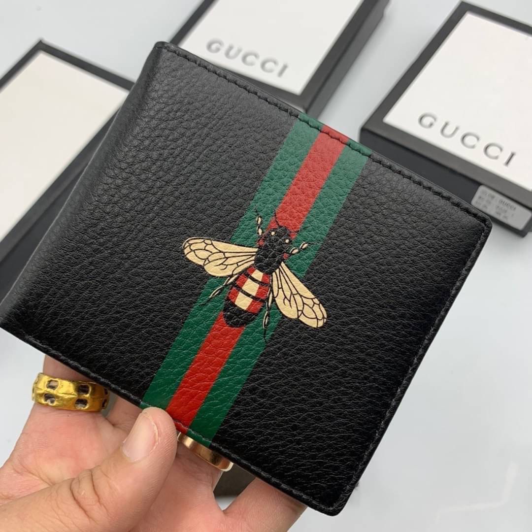 หนังแท้ GUCCI Men Short Wallet รุ่นใหม่ล่าสุด!! หนังสวยเริด ดีงามมากค่าาา กระเป๋าสตางค์ใบสั้น ดีไซน์ใหม่ สวยดูหรู ถือใช้กำลังเหมาะมือ ใส่บัตรได้เยอะ ใส่ธนบัตรได้ทุกชนิด มาครบ set พร้อมส่ง!! เป็นไอเท็มที่หนุ่มๆต้องมีจริงๆจ้า 😎😎
