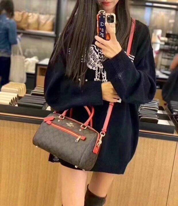 COACH F83607 ROWAN SATCHEL IN SIGNATURE CANVAS กระเป๋าทรงหมอนยอดฮิต คลาสสิคใช้งานได้ไม่มีเบื่อ มาครบสีขายดี ด้วยรูปทรงสวยงาม และใช้งานได้อย่างกระฉับกระเฉง วัสดุหนังแคนวาสเคลือบลาย ทนทาน ภายในโล่งกว้าง มีช่องซิปและแบ่งสัดส่วนได้ลงตัว บอกเลยว่าสาวๆพลาดไม่ได