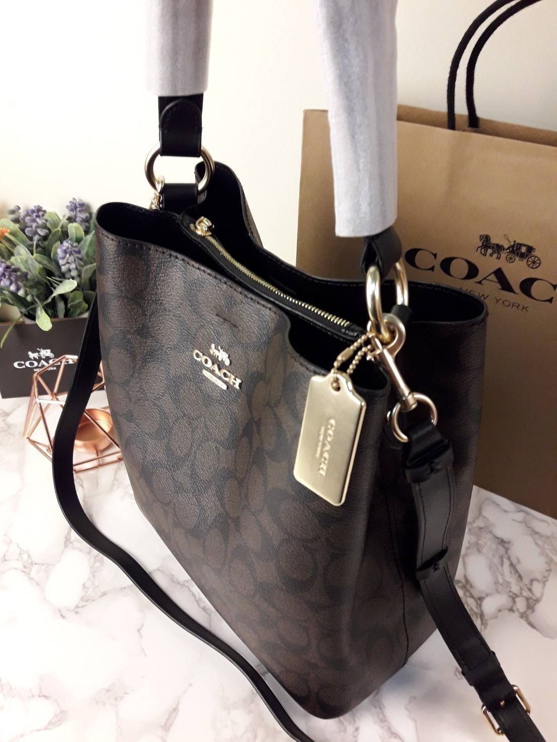 ใบใหญ่ 10" COACH TOWN BUCKET BAG IN SIGNATURE CANVAS (COACH 91512) 🌺 เป็นสีที่ขายดีมากๆ และหายากมากๆด้วย!! //ขนาด 10 นิ้ว ใส่ของได้จุใจ!! //กระเป๋าสะพายข้าง //วัสดุหนังแคนวาสอย่างดี หนังสวย อยู่ทรง มีสายสะพายยาว ใช้สะพายเป็นคลอสบอดี้ได้ สายยา