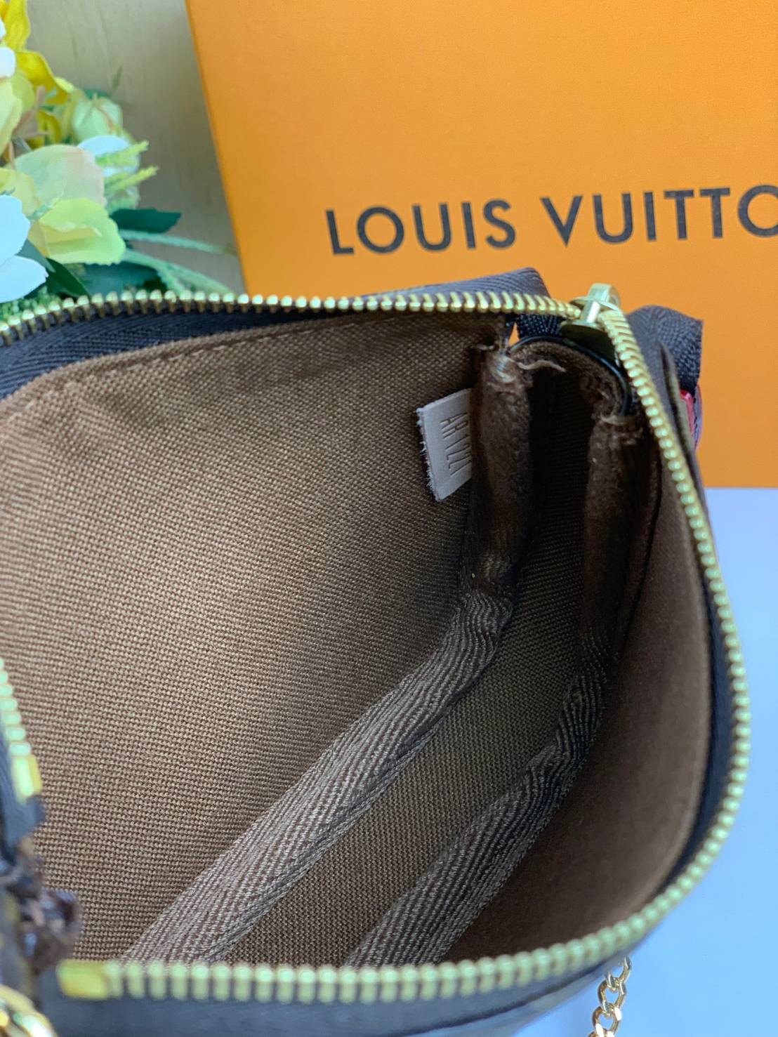 หนังแท้ LOUIS VUITTON MINI POCHETTE ACCESSOIRES BAG / LV POCHETTE พร้อมส่งที่ไทย งานหนังแท้ทั้งใบ ออริจินอลเกรด ภาพสินค้าถ่ายจากงานขายจริง ใช้งานต่างประเทศได้