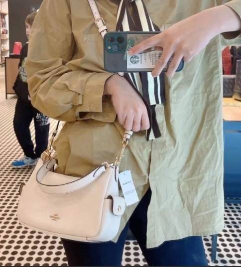 น้องออกใหม่ล่าสุดสวย หักใจไม่ลงเลยค่าา😘 COACH PENNIE SHOULDER BAG ((C7222)) พร้อมส่ง สีใหม่ล่าสุด ยังไม่มีในช๊อปไทยค่าา กระเป๋าหิ้ว//สะพายข้างได้ สุดคุ้ม! หนังแท้ชั้นดี ลายหนังสวย นิ่มมือดีมากๆค่ะ ปากกระเป๋าแบบซิปมีหนังห้อยเพิ่มความเก๋ ภายในกระเป๋