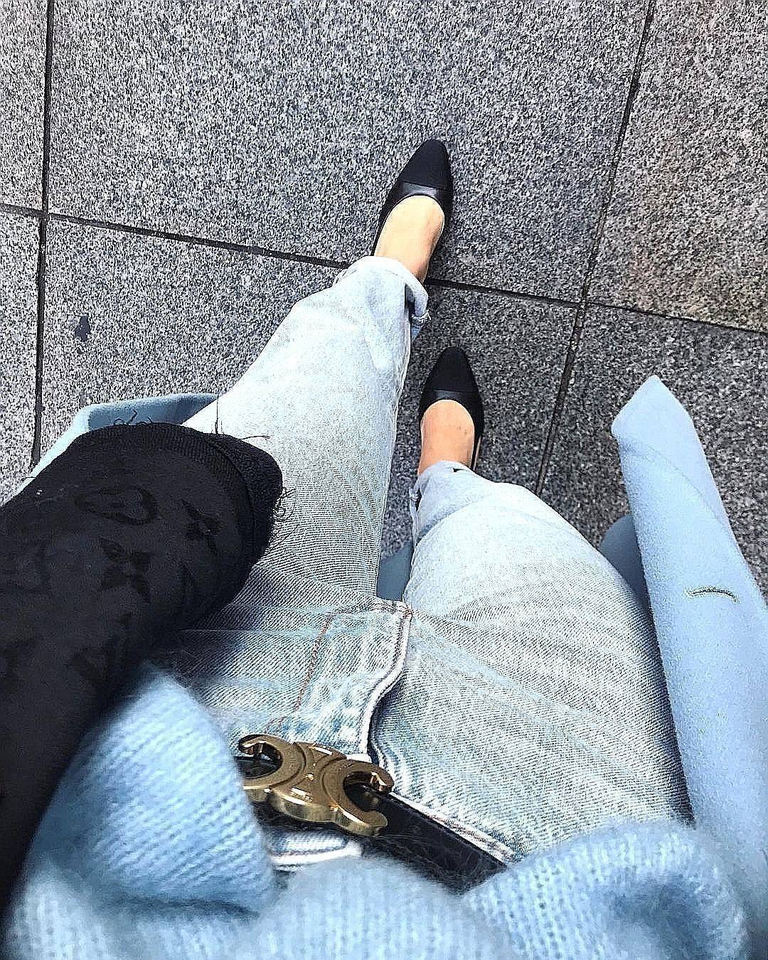 Celine Vintage Logo Leather Belt วัสดุ Calfskin หนังเรียบสวยขนาดกำลังดี หัวเข็มขัดโลโก้แบรนด์อะไหล่สีทองดีไซน์ 3D Vintage สายเข็มขัดปรับระดับได้ในดีไซน์เรียบหรูเข้ากับทุกลุ๊ค ใช้ได้ทั้งชายและหญิงค่ะ สินค้ามาพร้อมกล่องกระดาษและถุงแบรนด์ห้ามพลาดค่ะ!