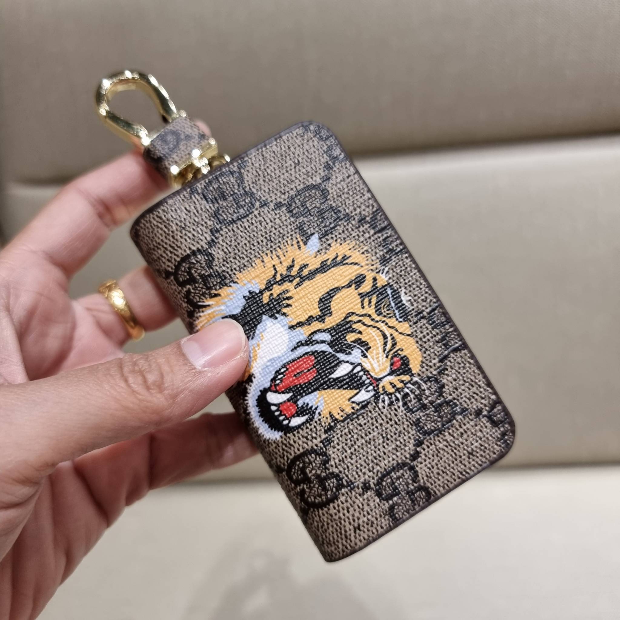 VIP 】SUPER EXCLUSIVE GC GWP KEY FOB WITH GIFT BOX 🎊🐯🐍 ต้อนรับปีแห่งความปัง!! กระเป๋าเก็บกุญแจรุ่นพิเศษ!! เอ็กซ์คลูซีฟมาก!! วัสดุหนังแคนวาส ปั๊มลายคมสวย!! เปิด-ปิดด้วยซิปปั๊มแบรนด์ มีหัวพวงกุญแจห้อย สำหรับเกี่ยวเข้ากับกระเป๋าใบใหญ่