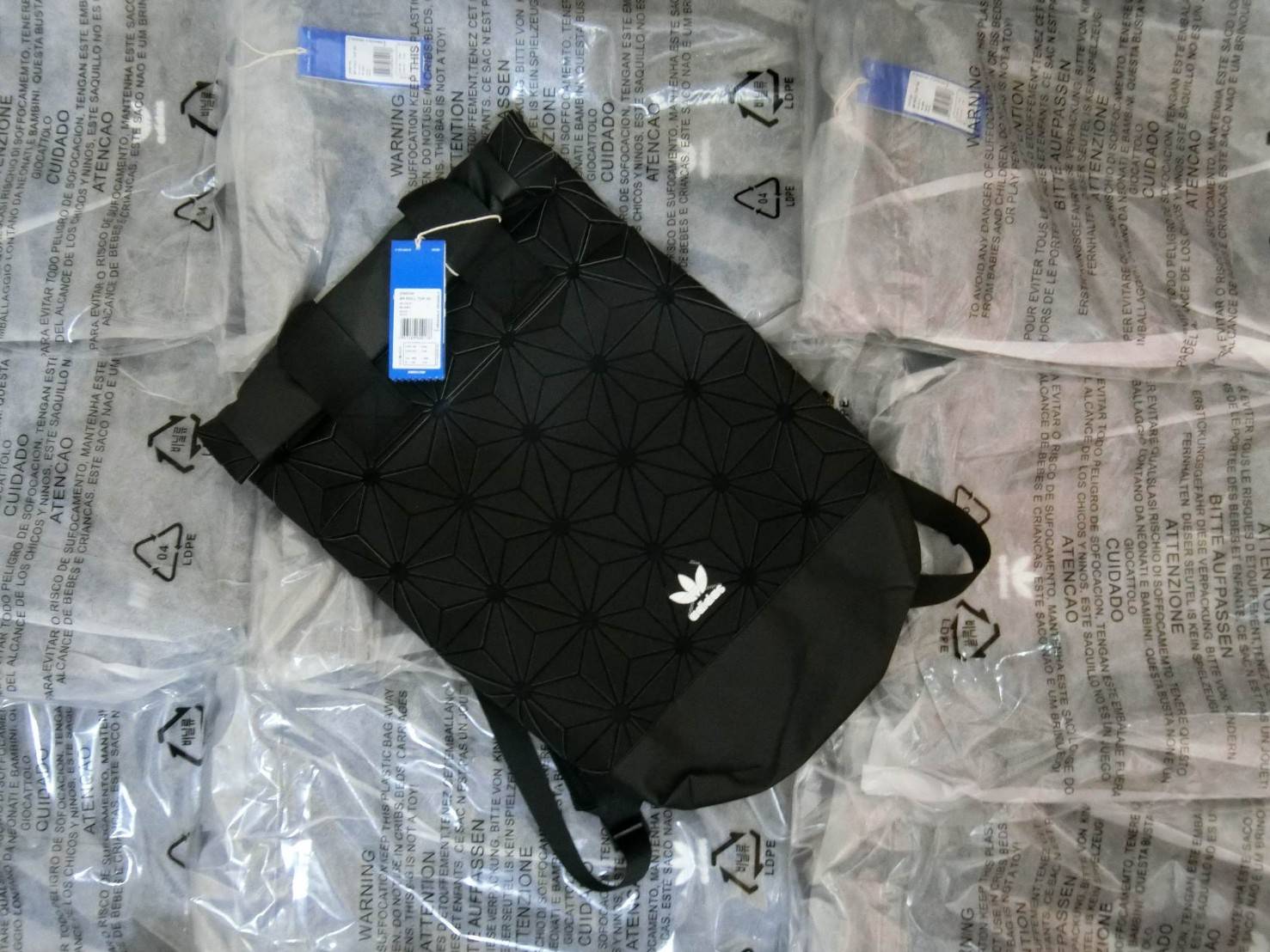 Adidas Originals BP Roll Top 3D Mesh 2017 Backpack Bag DH0100 กระเป๋าเป้สะพายหลัง ดีไซน์แบบ 3 มิติ วัสดุ polyurethane สีดำด้าน โดยใช้ลูกเล่น ของเหลี่ยมและมุมเชื่อมเข้าหากัน ออกแบบกระเป๋า เป็นเหมือนถุงทรงสูง ในส่วนปากกระเป๋าเป็นแบบตีนตุ๊กแก ม้วนพับ และติดก