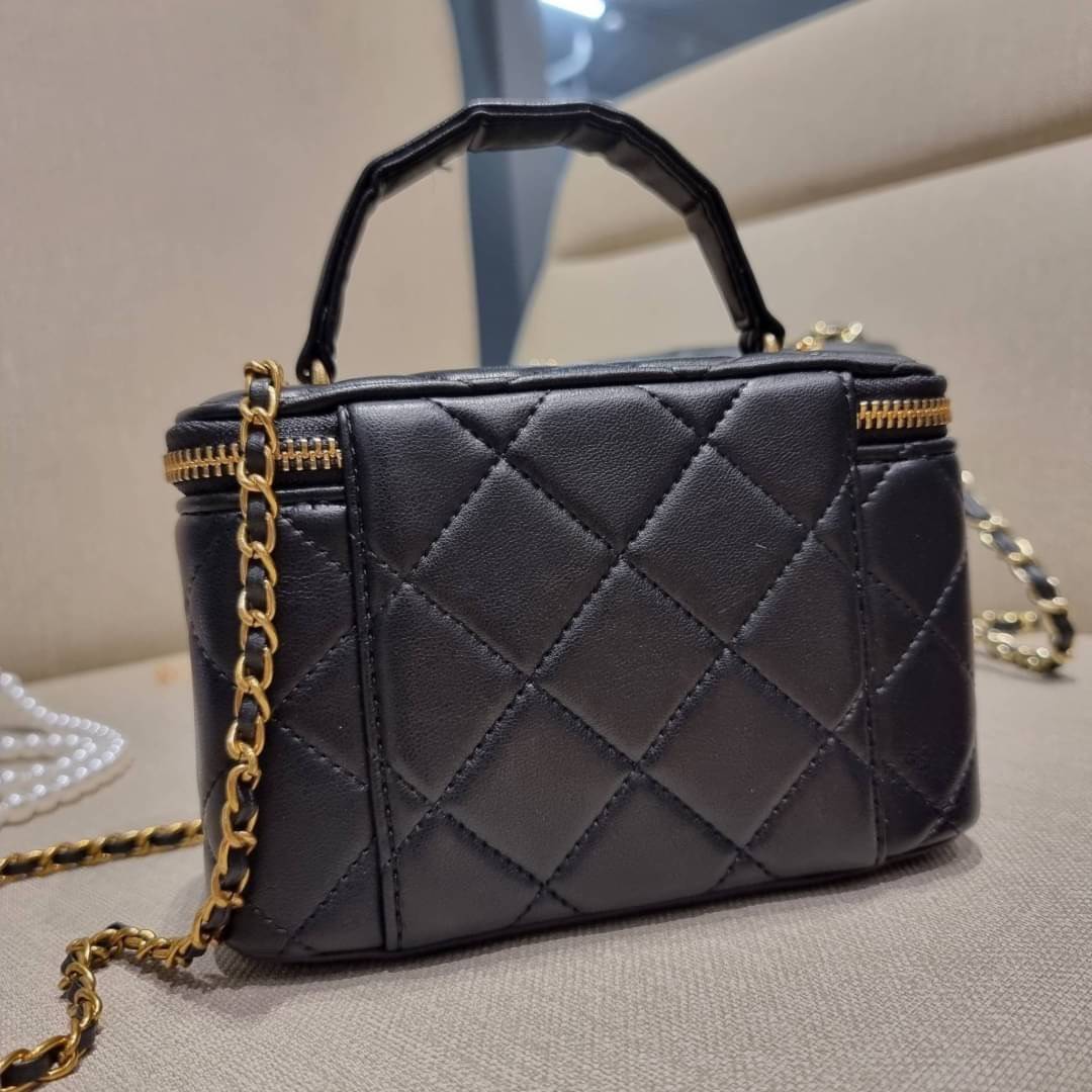 VIP 🥂 เซ็ทคือที่สุดของความคุ้ม EXCLUSIVE MIX ITEM!! CHANEL GIFT BOX SET กลับมาอีกครั้งกับไอเท็มสุดหรูชวนให้สะสม สุดยอดของรุ่นยอดฮิตพร้อมเสิร์ฟครบชุด สุดคุ้ม มาพร้อมกระเป๋าสะพายถึง 2 ใบ คอลเลคชั่นของมันต้องมี ทั้งตัวคลาสสิคและ vanity และสุดยอดของหา