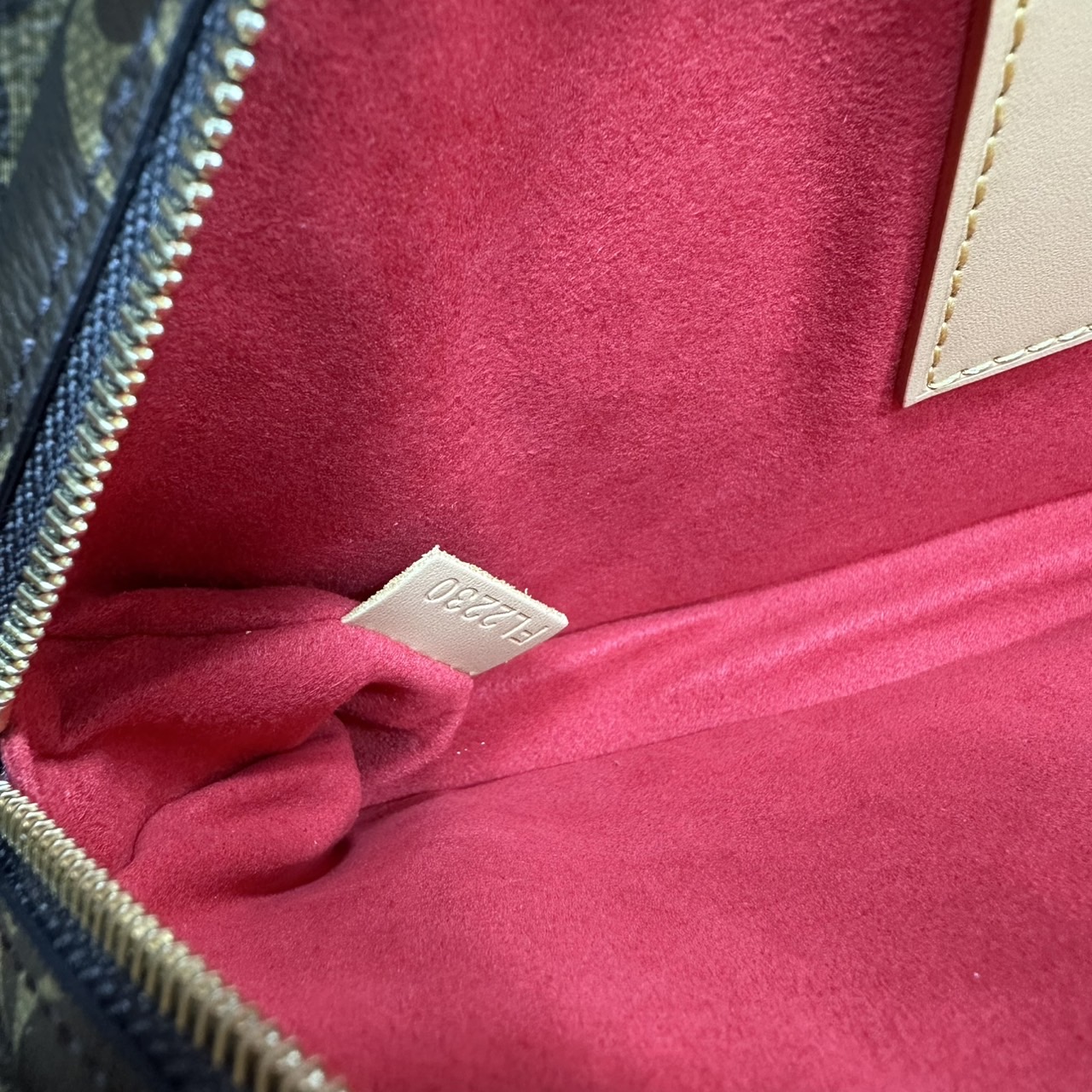 TOP ORI หนังแท้ | LV Fan Bag กระเป๋าสะพายดีไซส์รูปพัด เปิดตัวกระเป๋ารุ่น Fan ดีไซน์โดดเด่นบนรันเวย์แฟชั่นโชว์คอลเลกชันประจำฤดูกาล Spring-Summer 2025