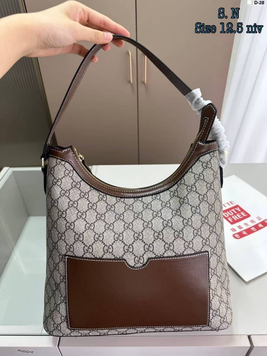 GUCCI GG Supreme Monogram Linea A Hobo Brown กระเป๋าทรงโฮโบวินเทจใบใหญ่ จุของได้เยอะ ลายโมโนแกรมคมชัด ตกแต่งกระเป๋าด้านหลังเพิ่มกิมมิกสวยน่าสนใจ เป็นอีกใบที่เรียบหรูดูแพง