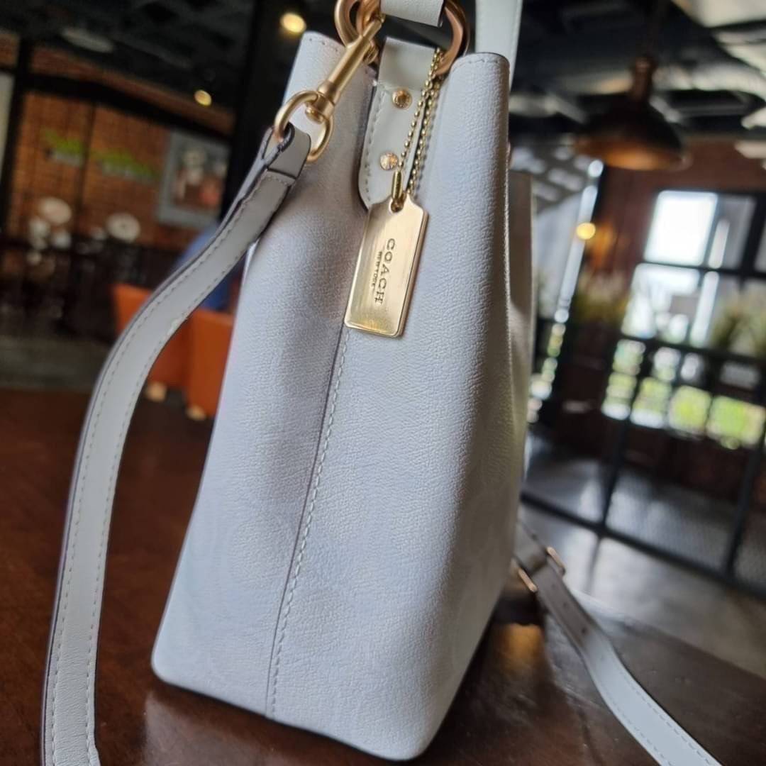 COACH 2312 SMALL TOWN BUCKET BAG IN SIGNATURE CANVAS รุ่นยอดนิยมใบเล็กมาครบสีแล้วจ้า กระเป๋าทรงบัคเก็ต สีผู้ดี๊ผู้ดี ตัวกระเป๋าดีไซน์คลาสสิคลายซี ดูโดดเด่น วัสดุหนังแคนวาสเคลือบลาย สวยคมทุกมุมจริงๆ!! เปิด-ปิดด้วยกระดุมแม่เหล็กทั้ง 2 ฝั่ง ภายในเป็นช่องโล่ง