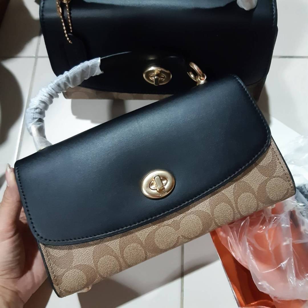 COACH TILLY SATCHEL 23 IN SIGNATURE CANVAS ((C1802//C1439/C1435)) กระเป๋า crossbody สวยหรู ขนาดใหม่ พร้อมสีมาใหม่!! ดีไซน์ย้อนยุค วัสดุหนังแคนวาสเคลือบลายสลับหนังแท้ มาพร้อมหูจับในตัว และสาย crossbody ปรับได้ตามตัว เปิด-ปิดด้วยตัวบิดล็อค ภายในโล่ง บุกำมะห