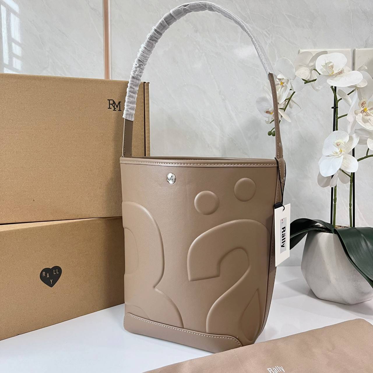 Rally The Bag Whisper กระเป๋าทรงบัคเก็ตงานหนังรุ่นใหม่ ฮอทติดลมบน มาแรงสะพายกันทั่วบ้านทั่วเมือง สายแบกสายขนห้ามพลาดจุของได้เยอะ รุ่นหนังผิวสัมผัสนิ่มมือ ทนทาน