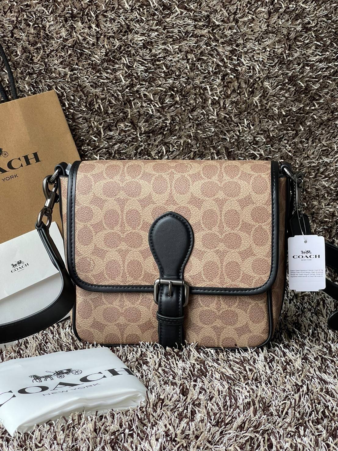Coach Frankie Crossbody In Signature Canvas Leather Bag Sling CD877 กระเป๋าสไตล์แฮนด์ฟรีที่จัดระเบียบอย่างดีสำหรับการเดินทางหรือที่ทำงาน Frankie Crossbody ขนาดกะทัดรัดถือทุกสิ่งที่จำเป็นด้วยพื้นที่สำหรับโทรศัพท์ กระเป๋าสตางค์ กุญแจและอีกมากมาย ผลิตจากผ้าแ