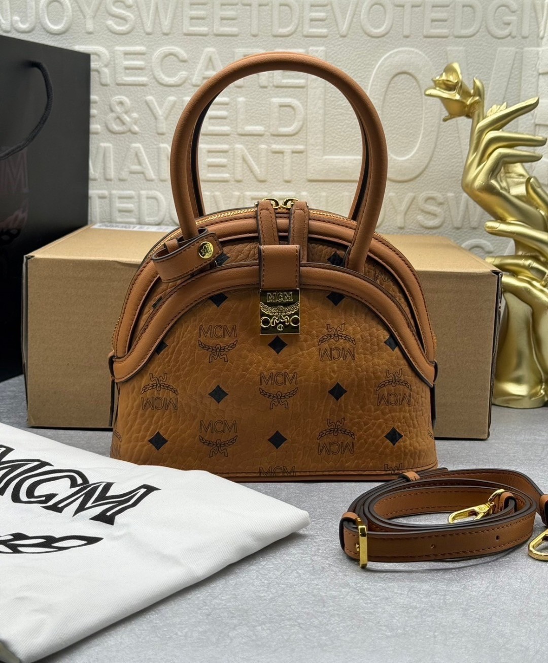 M.C.M TRACY TOTE IN VISETOS กระเป๋าถือ/สะพายข้าง ทรงยูนีคโดดเด่น น่าใช้ หูจับในตัว เกรดออริ สลับแท้ 1:1 ใช้งานต่างประเทศได้