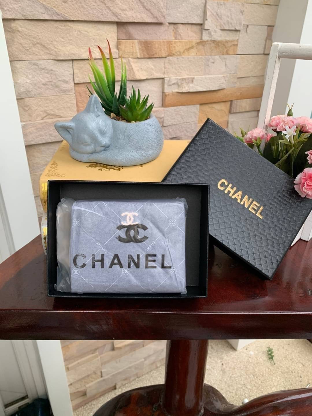 Chanel Short Wallet Caviar Skin กระเป๋าสตางค์แบบสั้น งานพรีเมี่ยมกิ๊ฟสุดพิเศษ มาพร้อมกล่องและการ์ด สำหรับมอบเป็นของขวัญให้กับคนพิเศษในโอกาสดีๆ กระเป๋าสตางค์สั้นใบนี้สามารถใช้งานได้ทั้ง2ด้าน มีทั้งด้านช่องซิปใส่เหรียญ อีกด้านสำหรับใส่ธนบัตรและการ์ด วัสดุลา