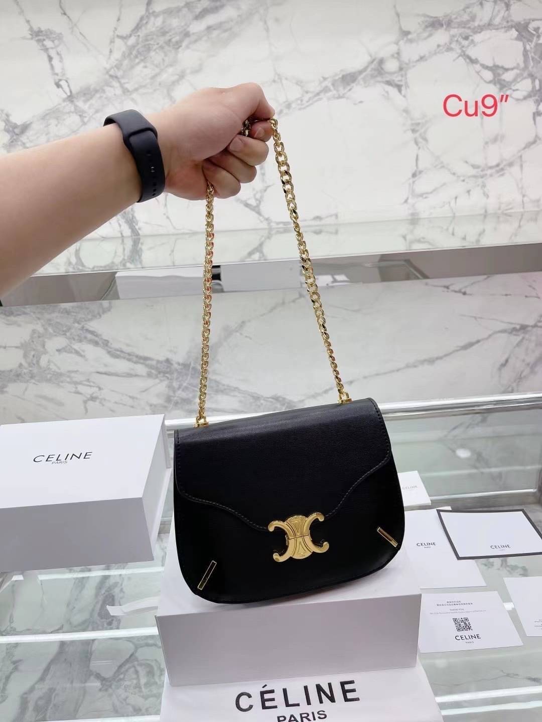 CELINE chain besace triomphe in shiny calfskin กระเป๋าสะพายสายโซ่ซีลีน รุ่นใหม่ล่าสุด อีกหนึ่งรุ่นในซีรีส์ Triomphe ที่ได้รับความนิยมอย่างมาก ด้วยรูปร่างทรงโค้งมนมีความคลาสสิกตามแบบฉบับแบรนด์