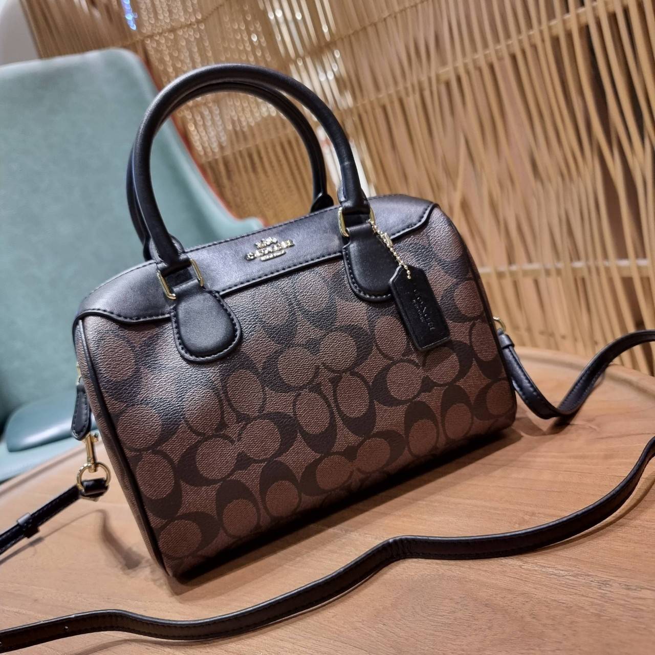 COACH F32203 MINI BENNETT SATCHEL IN SIGNATURE CANVAS กลับมาอีกครั้ง!! กับกระเป๋าทรงหมอนยอดฮิต 🥳 มีกี่สีก็ขายหมด วัสดุหนังแคนวาสเคลือบลาย ทรงสวยใช้งานได้ทุกโอกาส ภายในโล่งกว้างใส่ของได้เยอะ มีหูจับในตัว และสายสะพาย crossbody ปรับได้ตามตัว ใบนี้ไม่