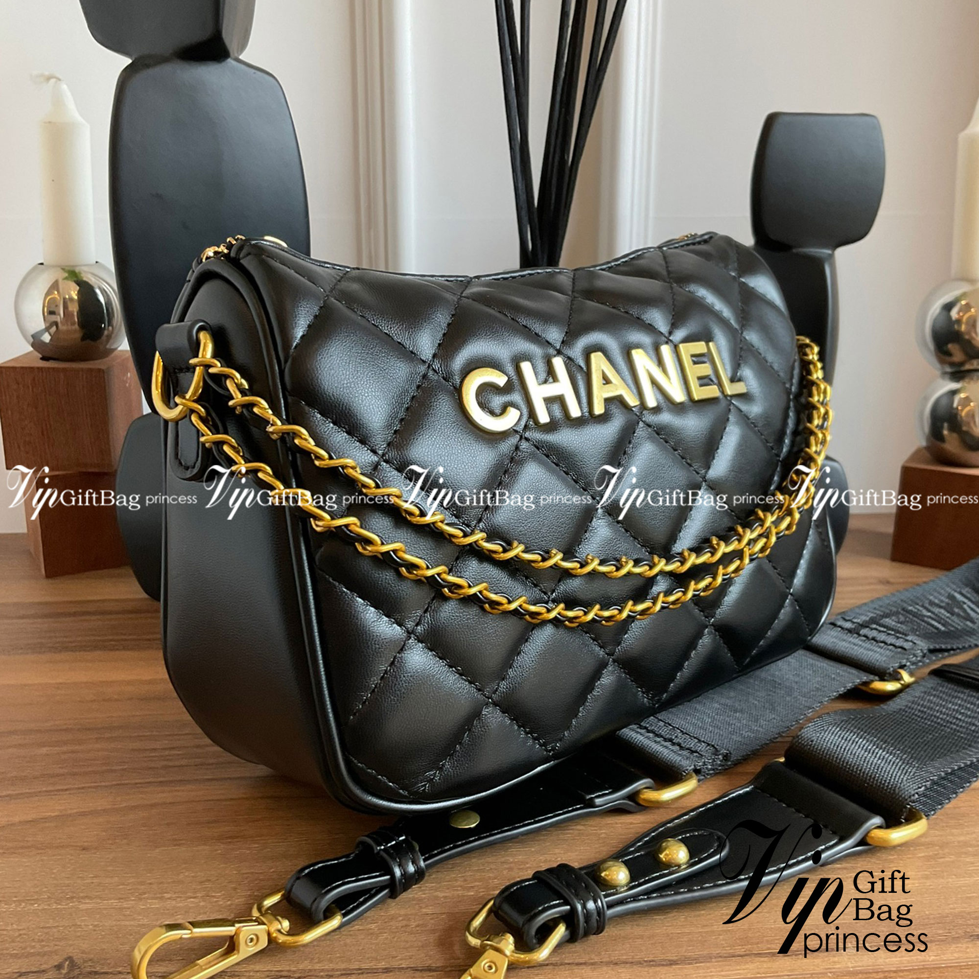Chanel Crossbody bag black / CHANEL VIP GIFT CROSSBODY BAG กระเป๋าทรงสะพายข้าง ที่กำลังมาแรงมาในตอนนี้ ตัวกระเป๋าเป็นหนังพียูพรีเมี่ยม อะไหล่ทองวินเทจทั้งใบ ด้านหน้าประดับโลโก้แบรนด์ เปิดปิดด้วยซิปยาว ด้านในใส่กระเป๋าสตางค์ได้ถึงใบกลาง สามารถเป็นได้ทั้งกร