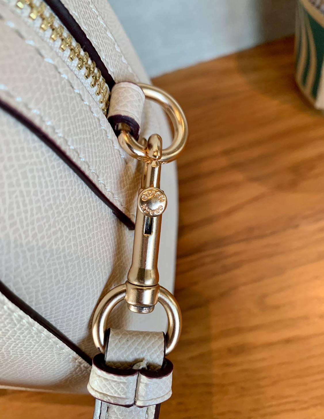 COACH ROWAN SATCHEL BAG ((79946)) กลับมาอีกครั้ง พร้อมสีหายากค่ะ! กระเป๋าหิ้วทรงหมอนสุดฮิตของสาวๆ//สะพายข้างได้ หนังแท้ ลายหนังสวย ทรงสวย ด้านหน้ามีช่องซิปให้หนึ่งช่อง เปิดปิดช่องหลักแบบซิป ภายในกว้างใส่ของจำเป็นของสาวๆได้ครบ มีช่องเล็กและช่องซิปใส่ของจุก