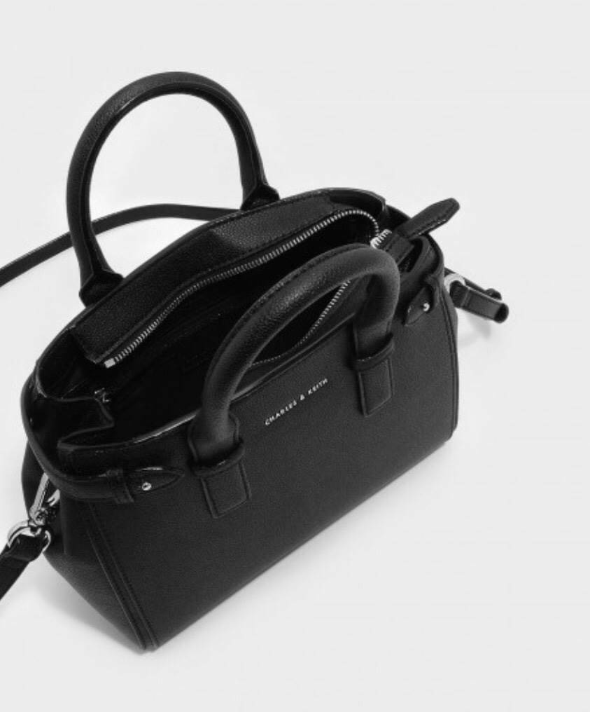 CHARLES & KEITH BASIC TOP HANDLE BAG กระเป๋าถือหรือสะพายรุ่นใหม่ชน shop ดีไซน์สวย อยู่ทรง ขนาดกำลังดี น้ำหนักเบา ด้านหน้าประดับโลโก้แบรนด์ เปิดปิดด้วยซิปสะดวกใช้ ด้านข้างมีสายรัดปรับทรงกระเป๋าค่ะ ภายในมีช่องซิป ใส่กระป๋าสตางค์ใบยาว mini iPad ได้ค่ะ มีหมุด