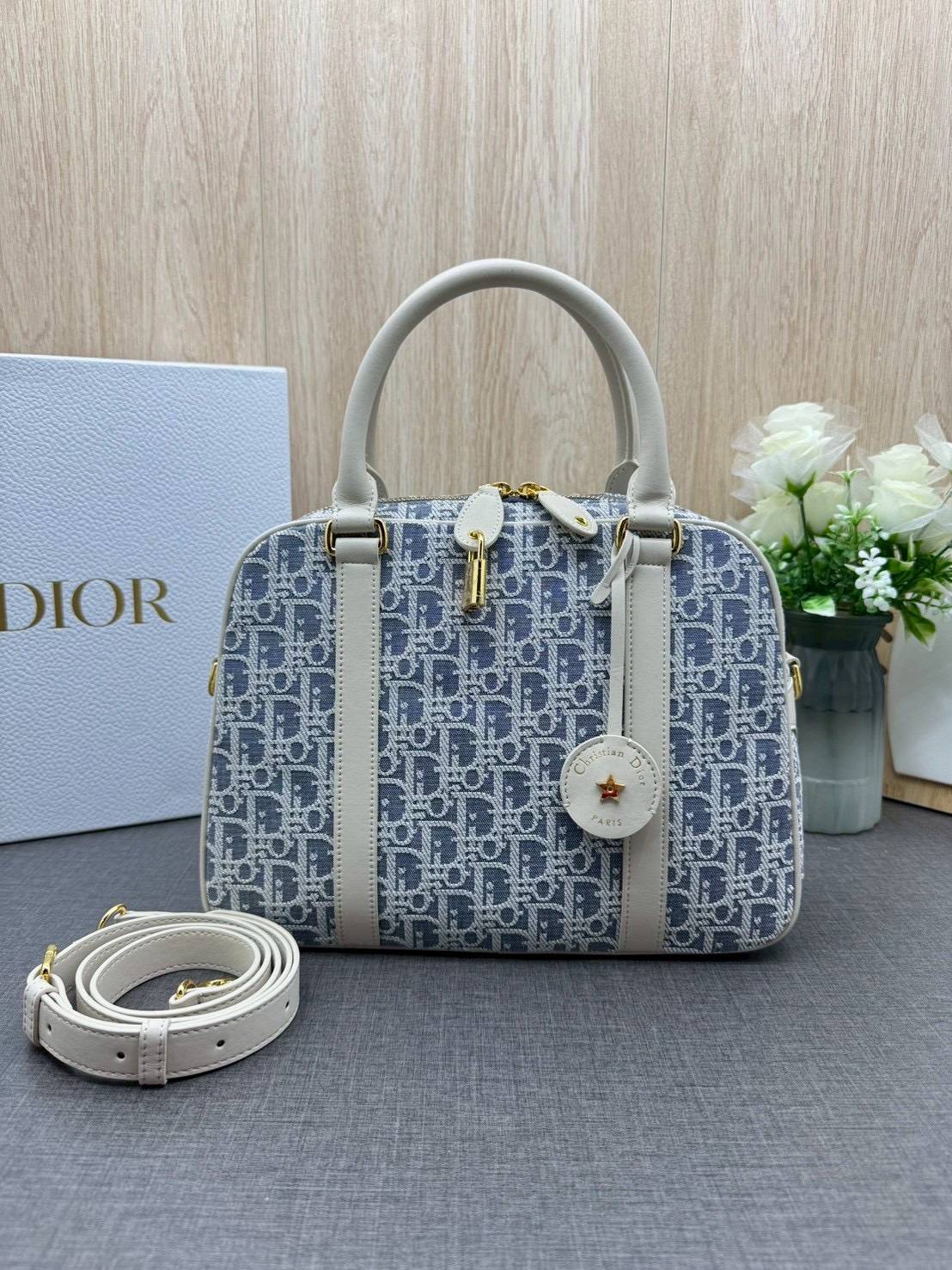 ORI หนังแท้ | DIOR Large D-Vibe Bowling Bag กระเป๋าทรงหมอนดีไซน์โบว์ลิ่งใบใหญ่ ทันสมัยใช้งานง่ายจุของได้เยอะ สวยสง่างามเป็นเอกลักษณ์