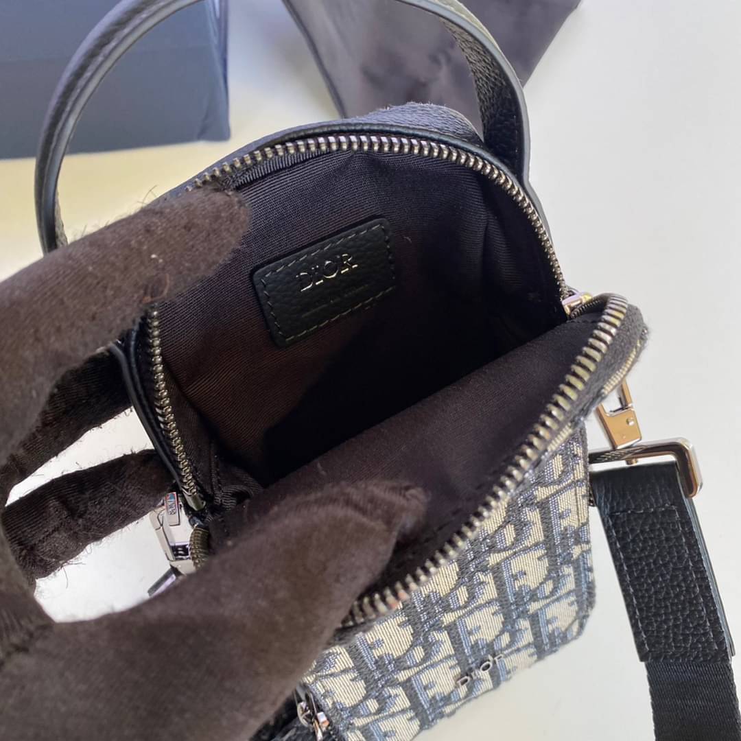 DIOR Micro Rider Pouch Beige and Black เกรดใช้งานสลับใบจริงได้ ออริจินอล กระเป๋าสะพายใส่โทรศัพท์ใส่บัตร สายสะพายข้างถอดได้ ปรับระดับได้ วัสดุหนังใช้เป็นหนังแท้ รายละเอียด การตัดเย็บละเอียด ตอบโจทย์การใช้งานมาก ภาพสินค้าถ่ายจากงานขายจริงใช้งานต่างประเทศได้